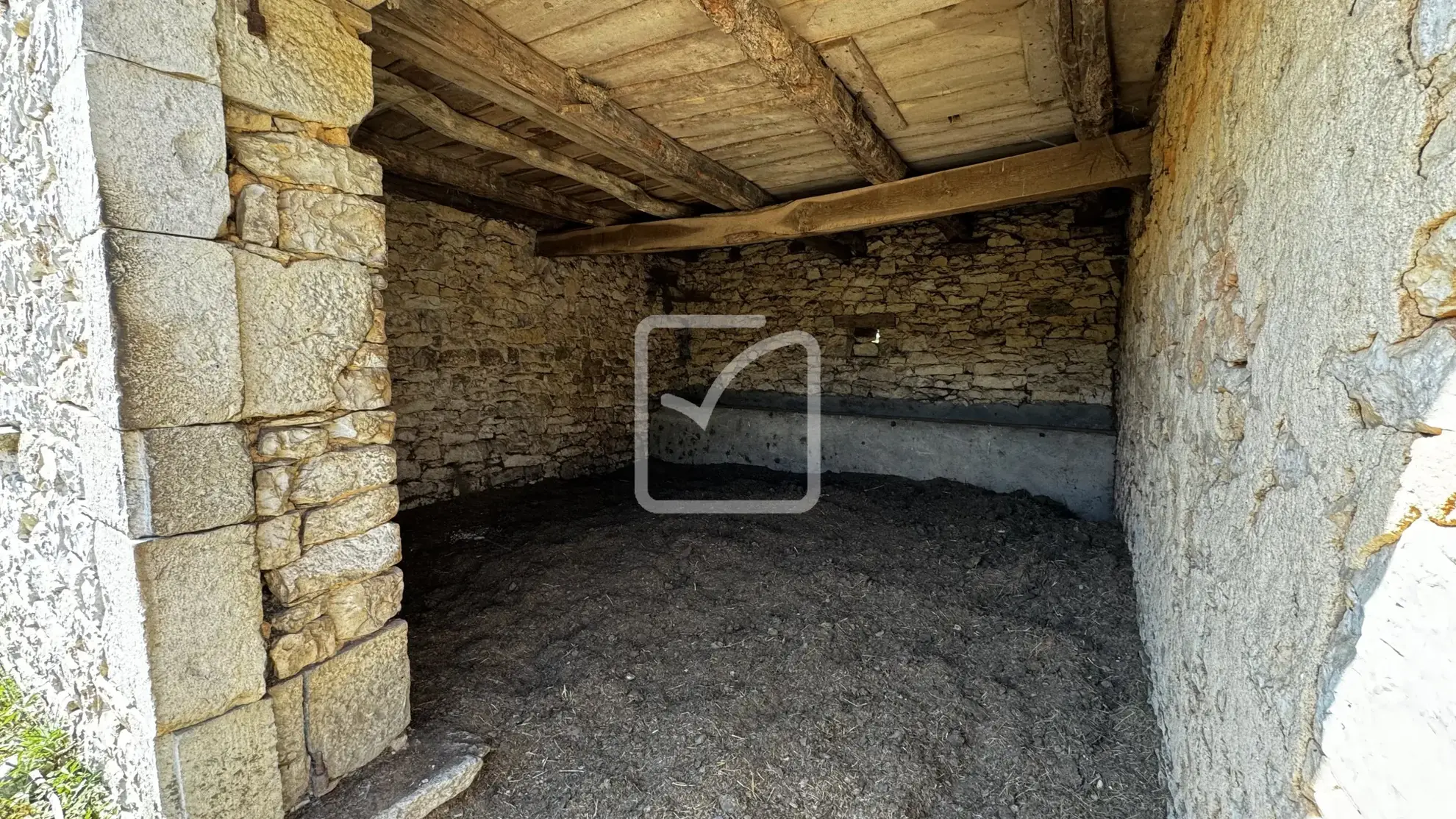 Grange en pierres à rénover sur terrain de 10 320 m² à Saint Chamarand 