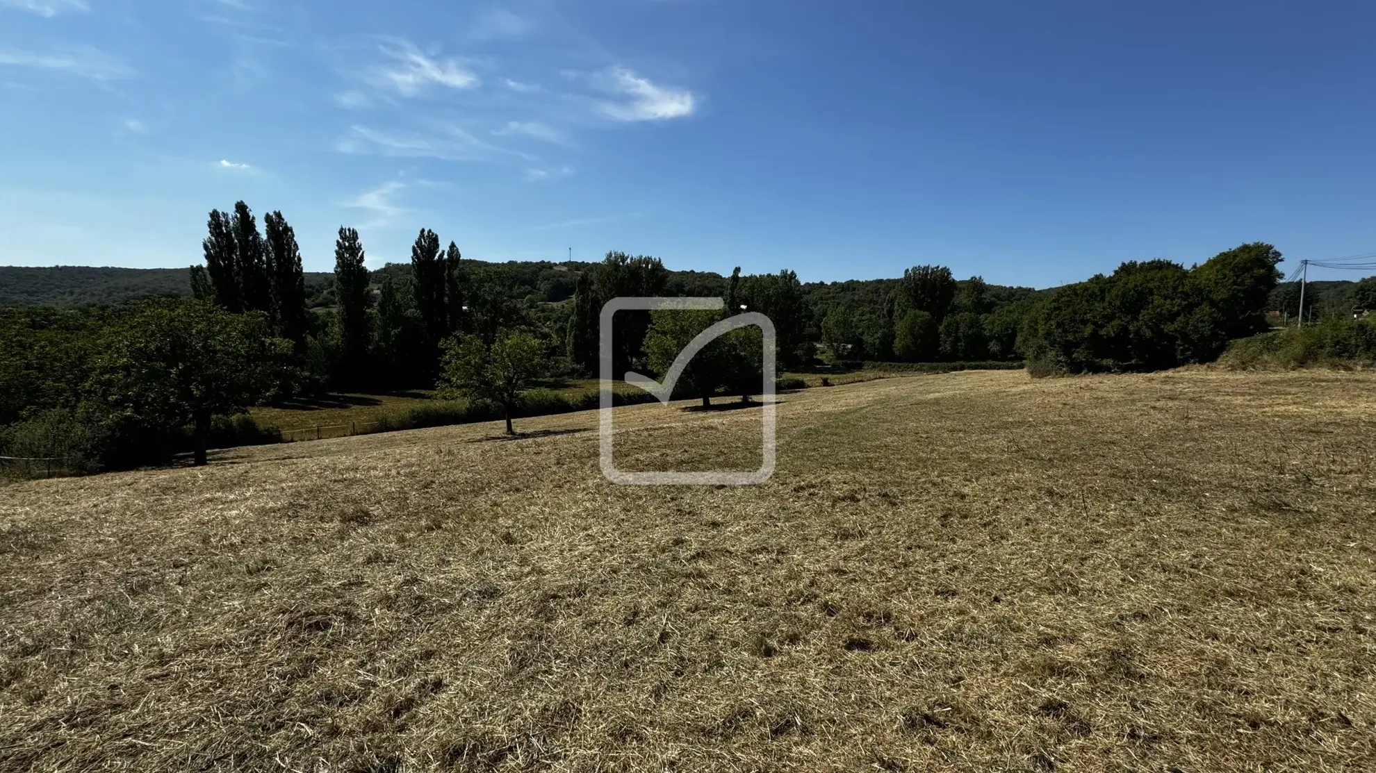 Grange en pierres à rénover sur terrain de 10 320 m² à Saint Chamarand 