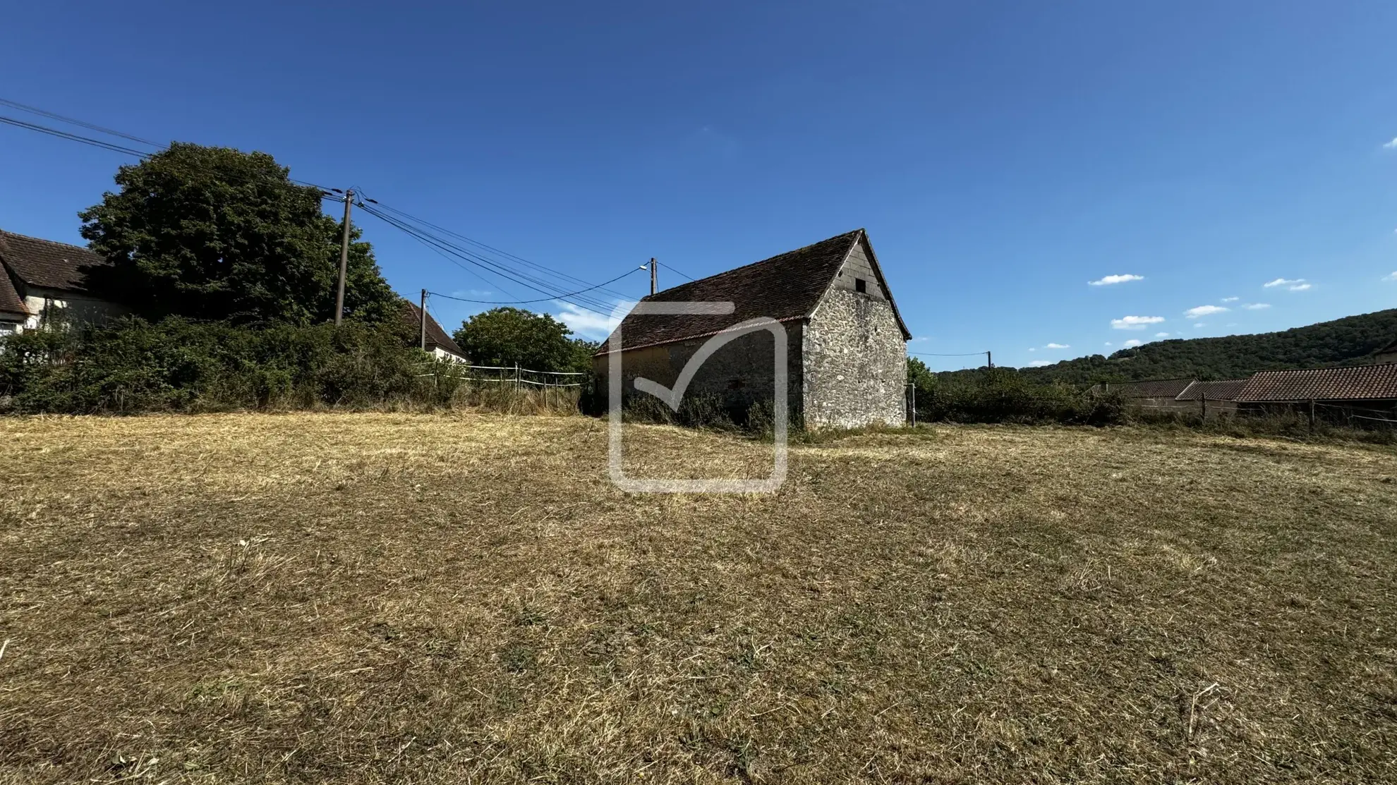 Grange en pierres à rénover sur terrain de 10 320 m² à Saint Chamarand 