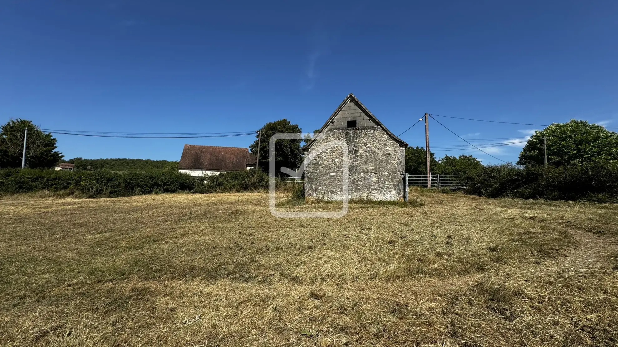 Grange en pierres à rénover sur terrain de 10 320 m² à Saint Chamarand 