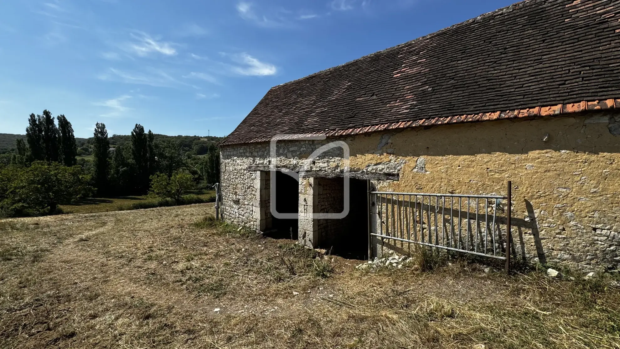 Grange en pierres à rénover sur terrain de 10 320 m² à Saint Chamarand