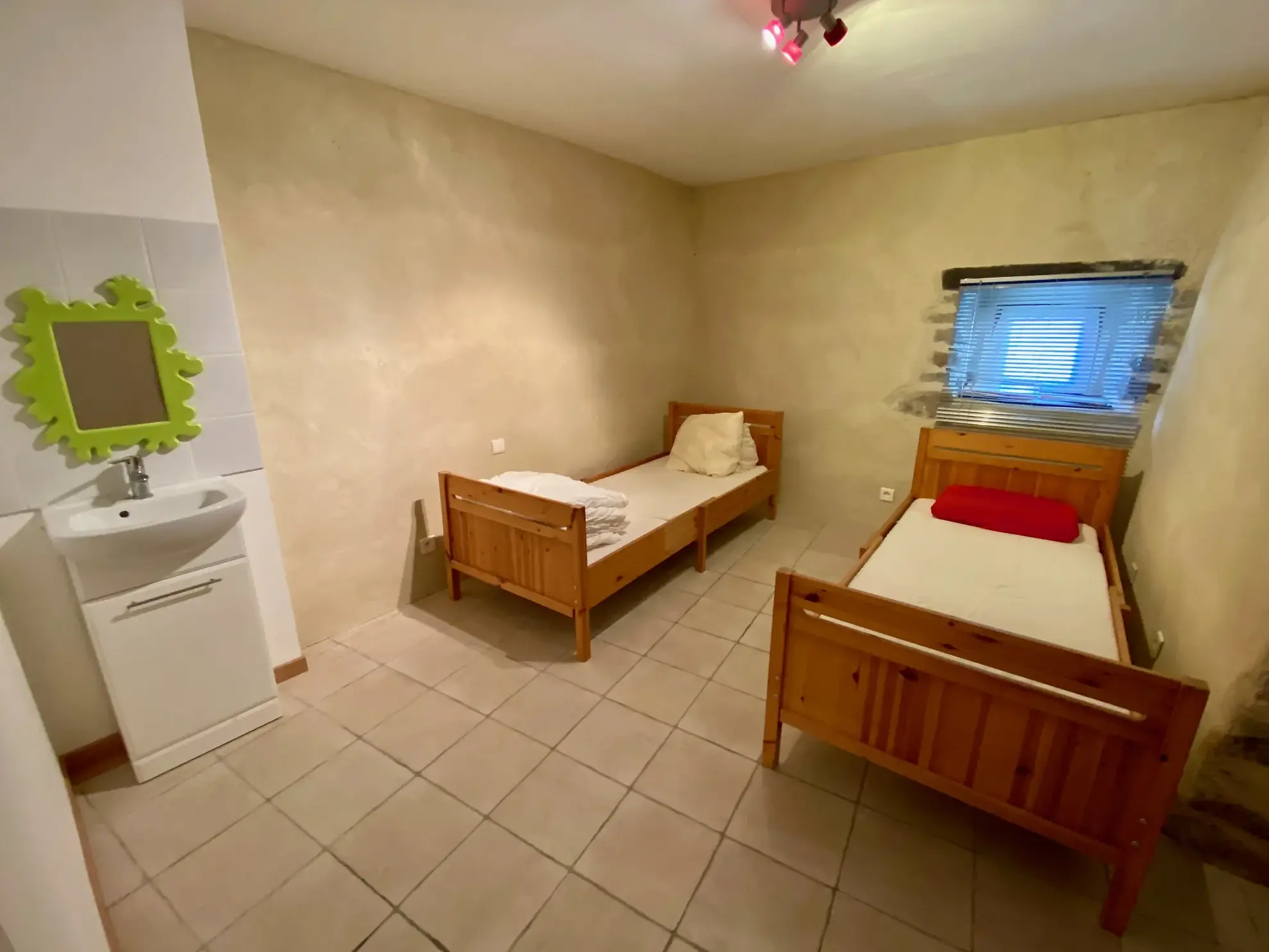 Maison en pierre avec studio indépendant, piscine à Vesseaux, vue dominante 