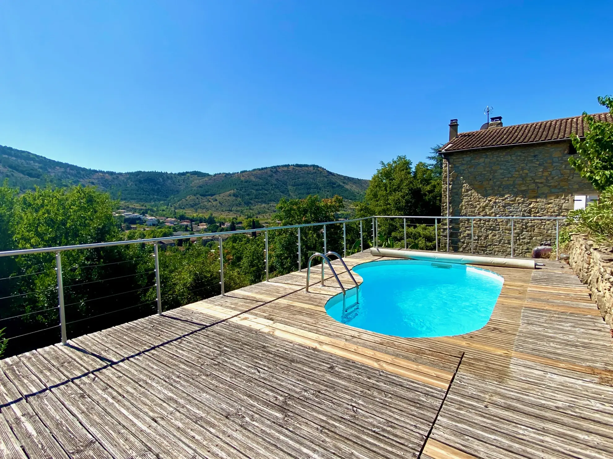 Maison en pierre avec studio indépendant, piscine à Vesseaux, vue dominante 