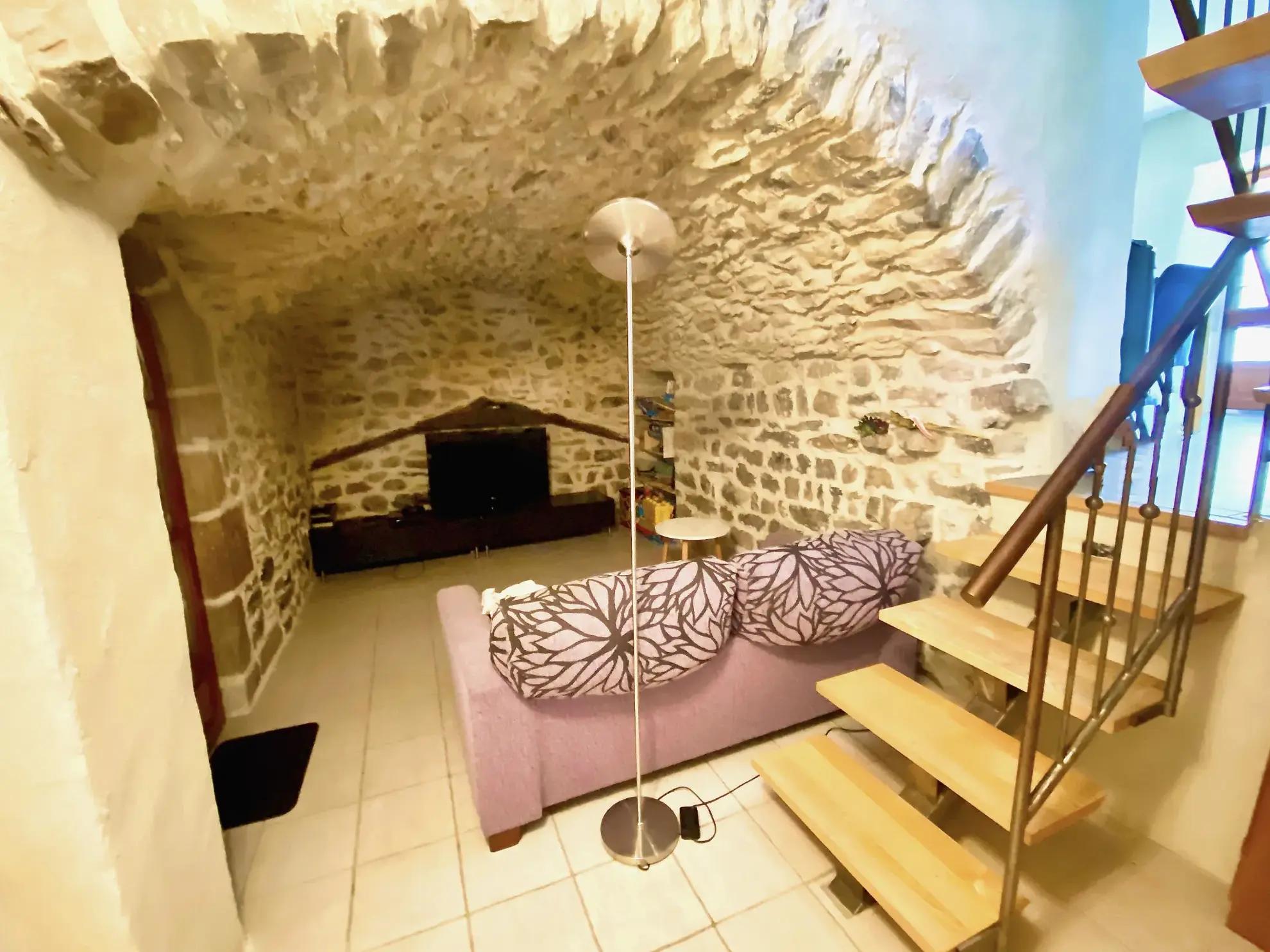 Maison en pierre avec studio indépendant, piscine à Vesseaux, vue dominante 