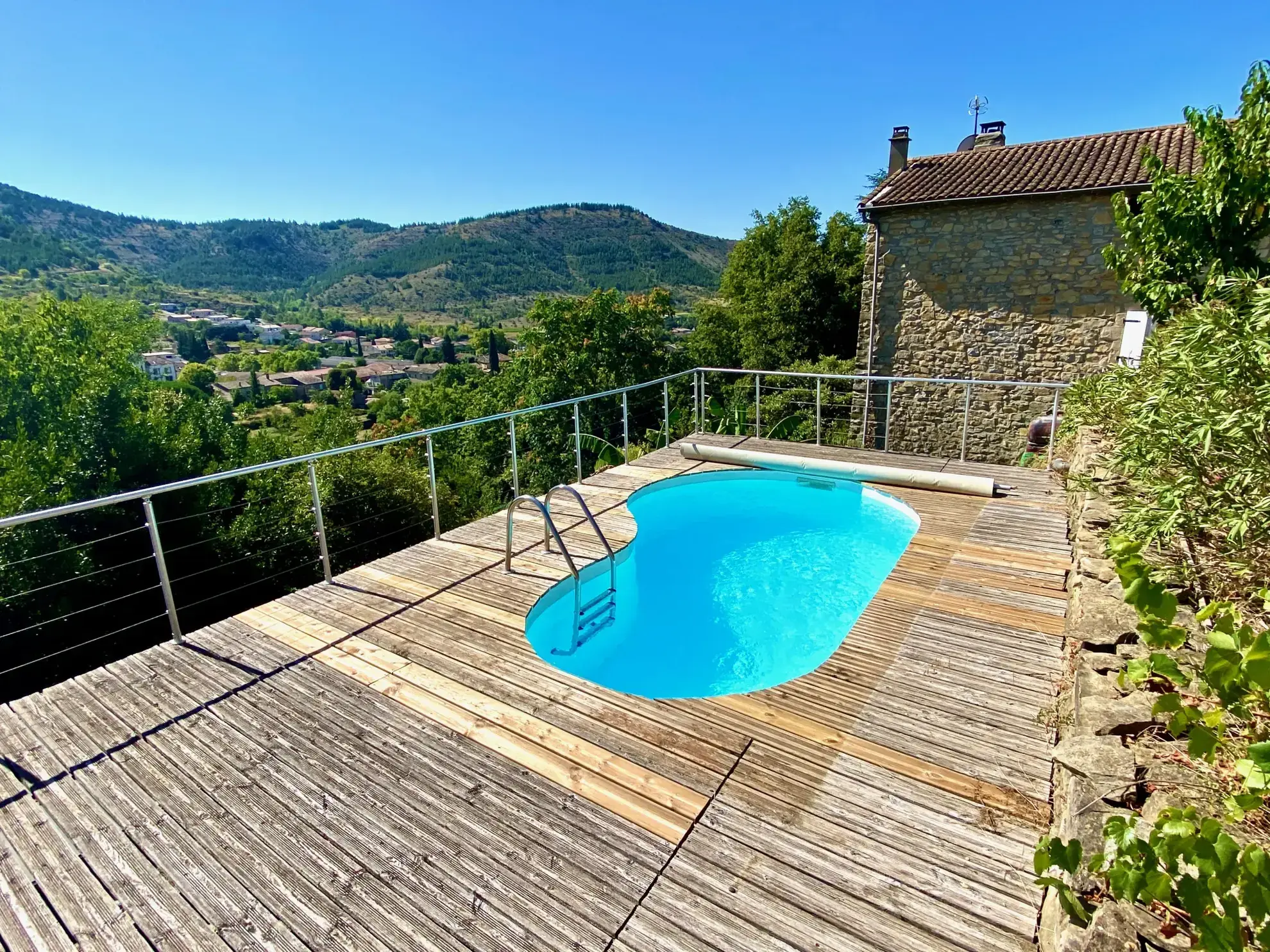 Maison en pierre avec studio indépendant, piscine à Vesseaux, vue dominante 