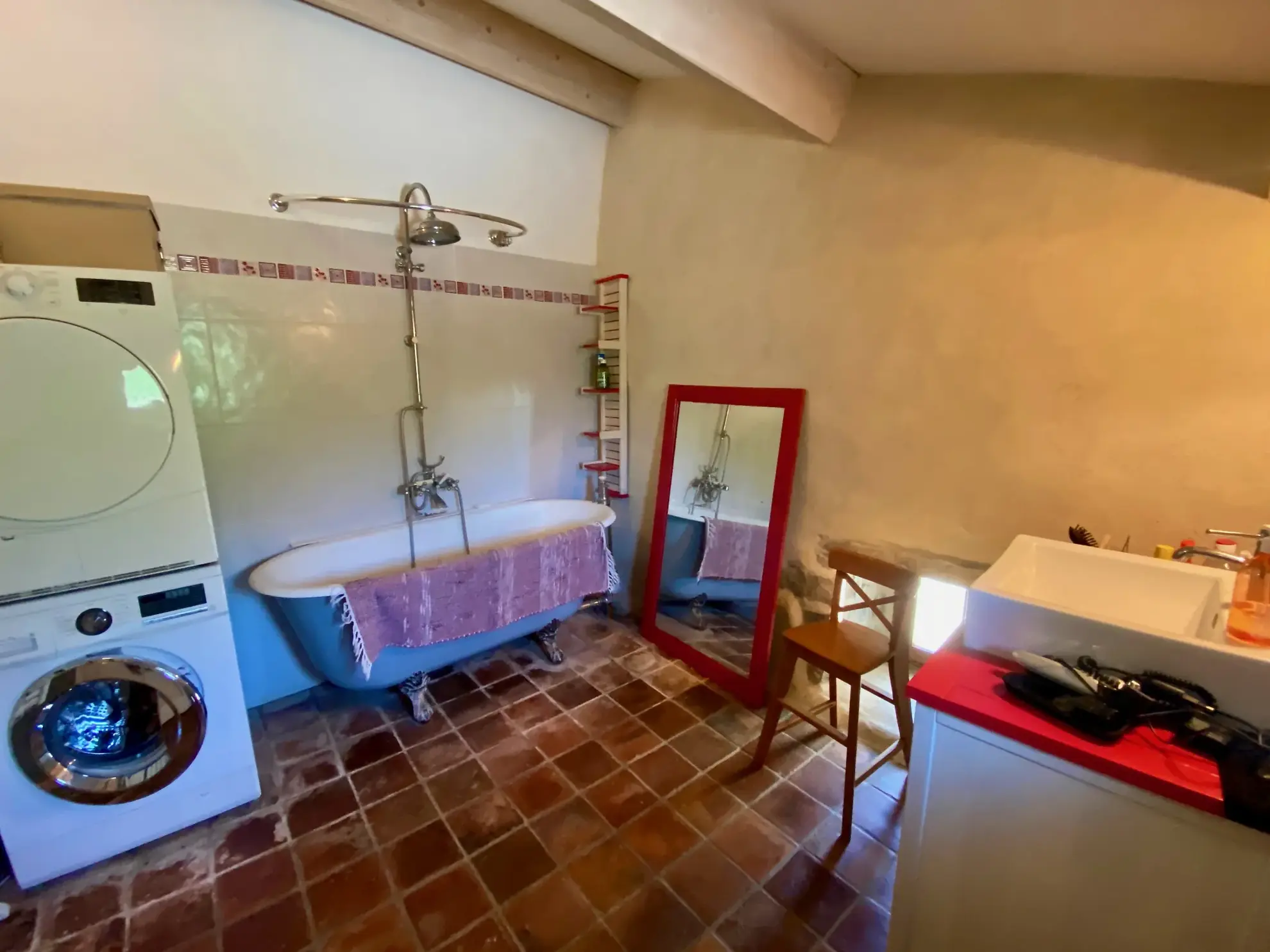 Maison en pierre avec studio indépendant, piscine à Vesseaux, vue dominante 