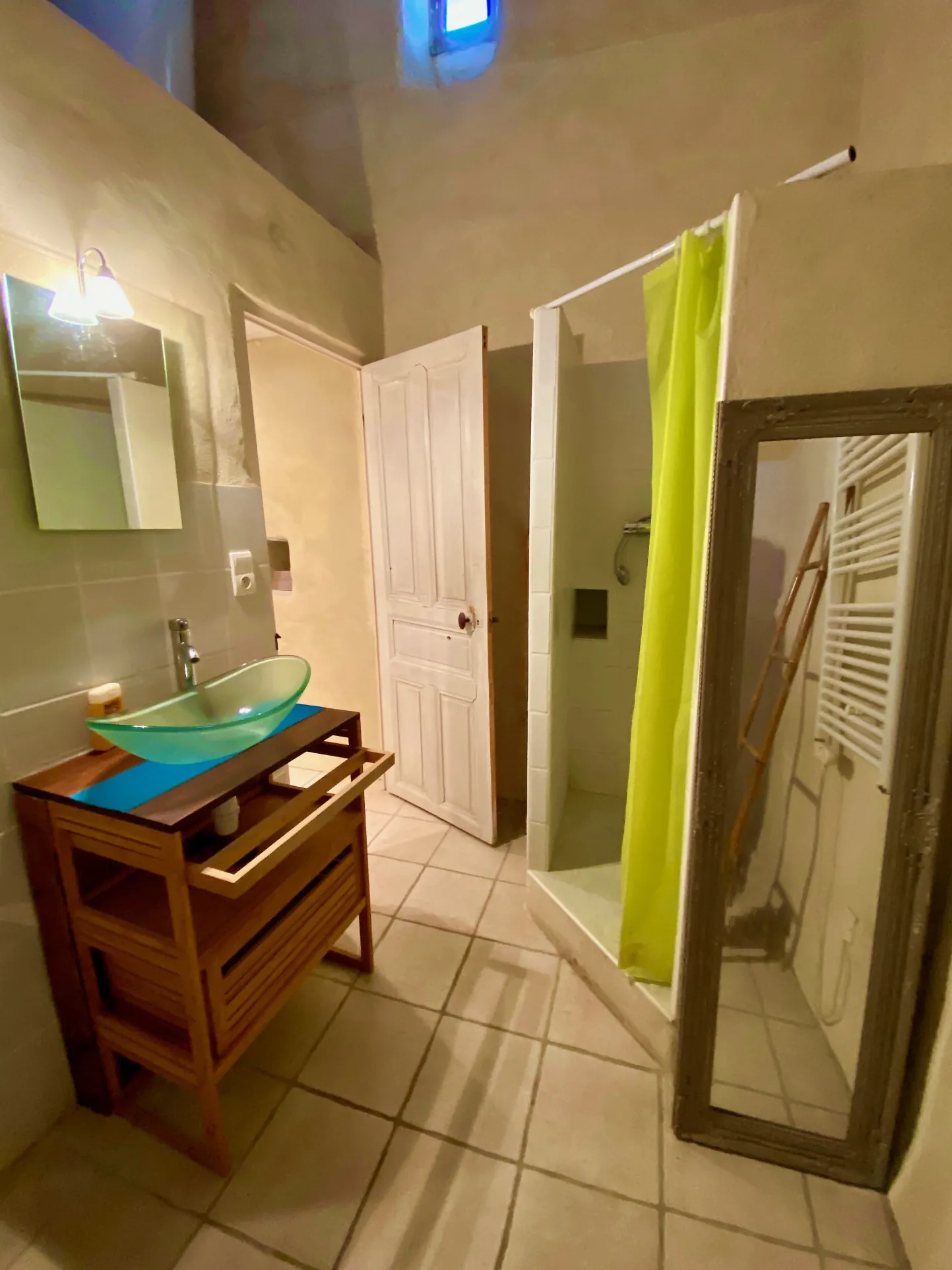 Maison en pierre avec studio indépendant, piscine à Vesseaux, vue dominante 