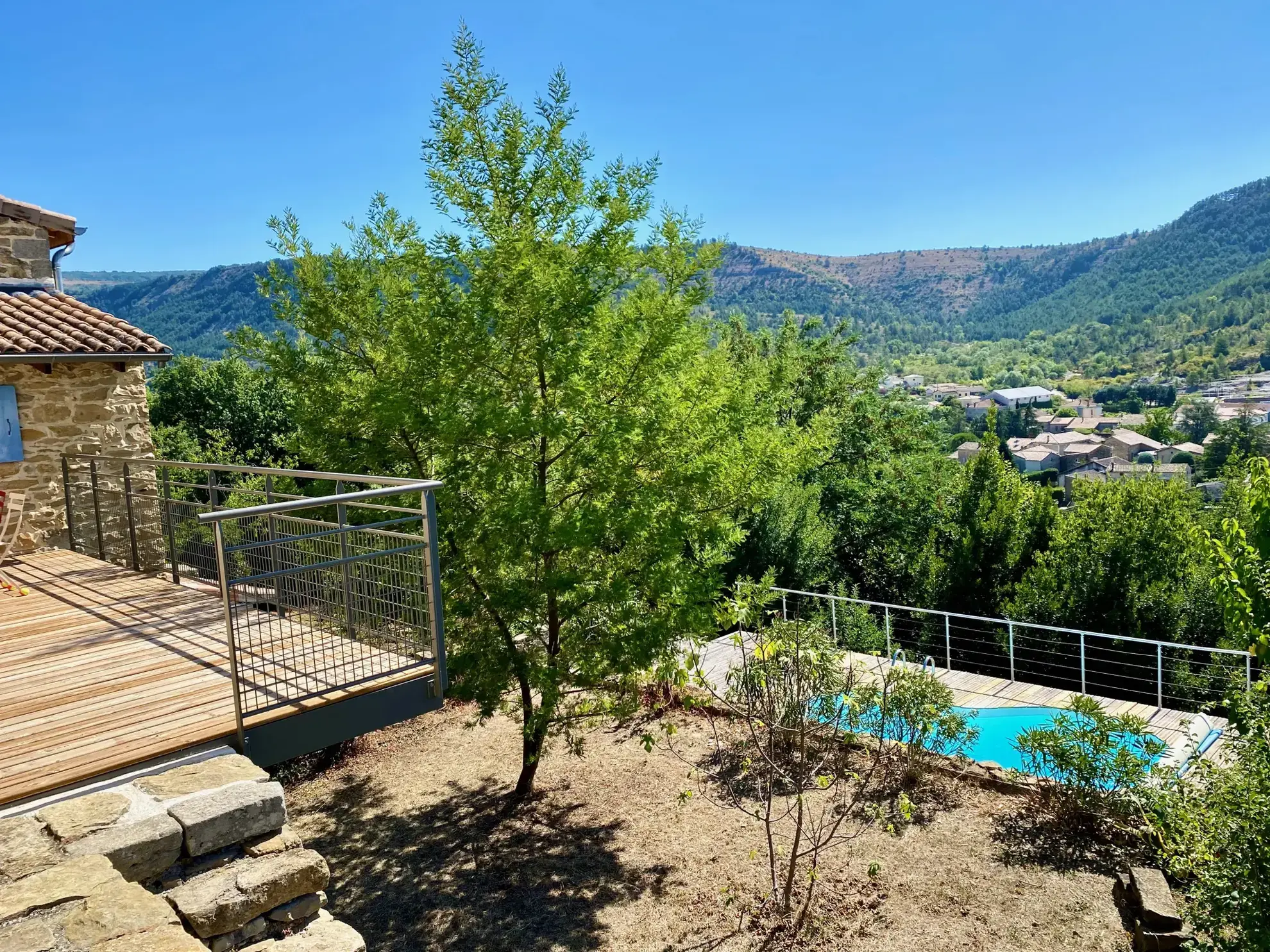 Maison en pierre avec studio indépendant, piscine à Vesseaux, vue dominante 