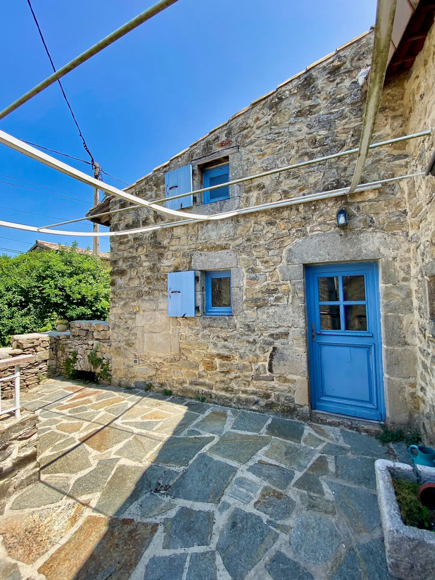 Maison en pierre avec studio indépendant, piscine à Vesseaux, vue dominante 