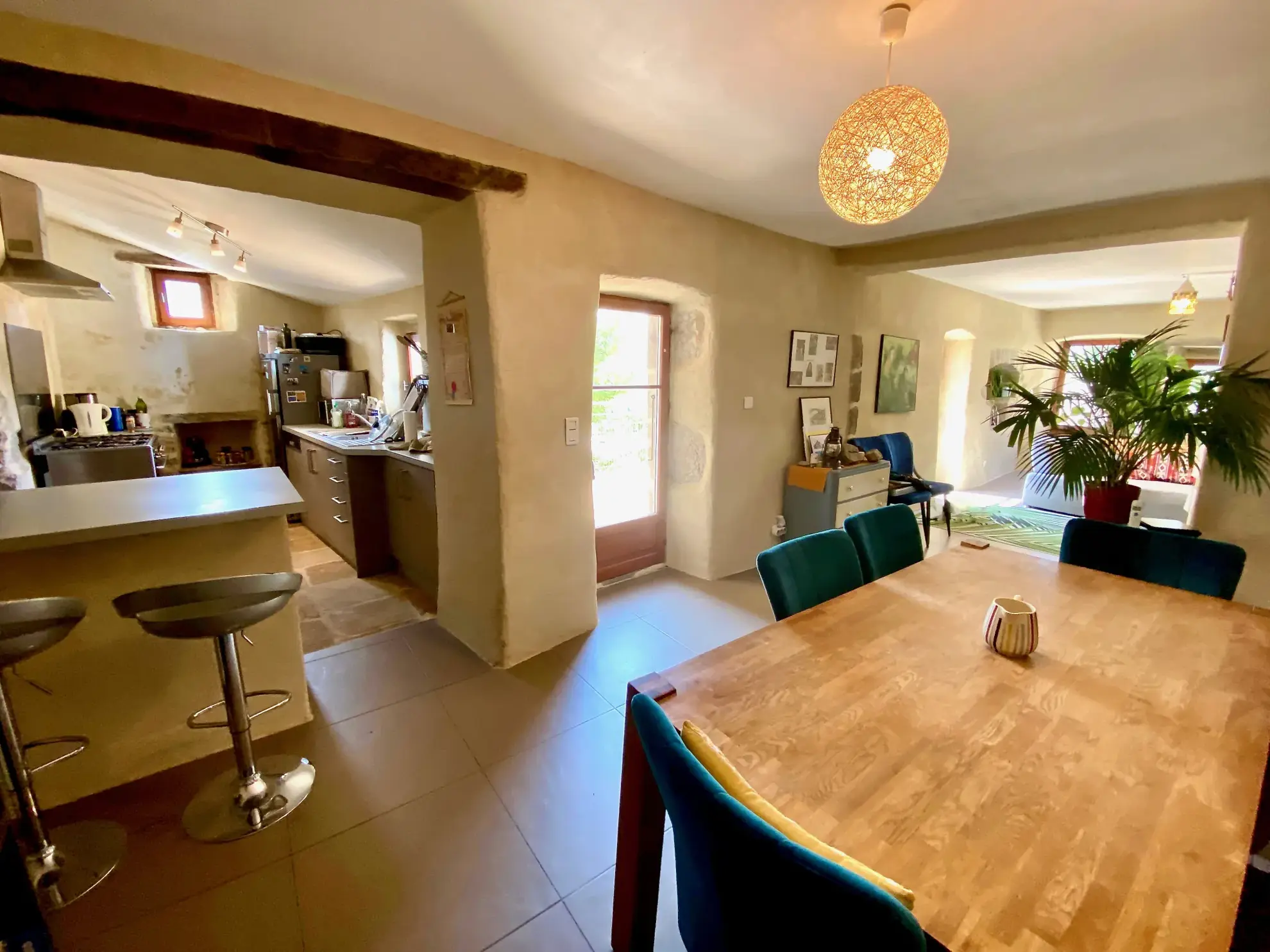 Maison en pierre avec studio indépendant, piscine à Vesseaux, vue dominante 