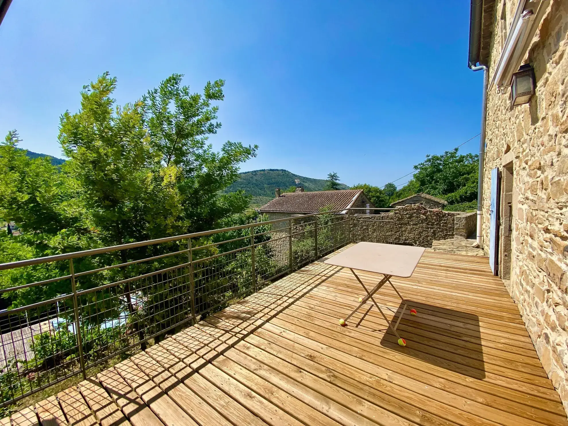 Maison en pierre avec studio indépendant, piscine à Vesseaux, vue dominante 