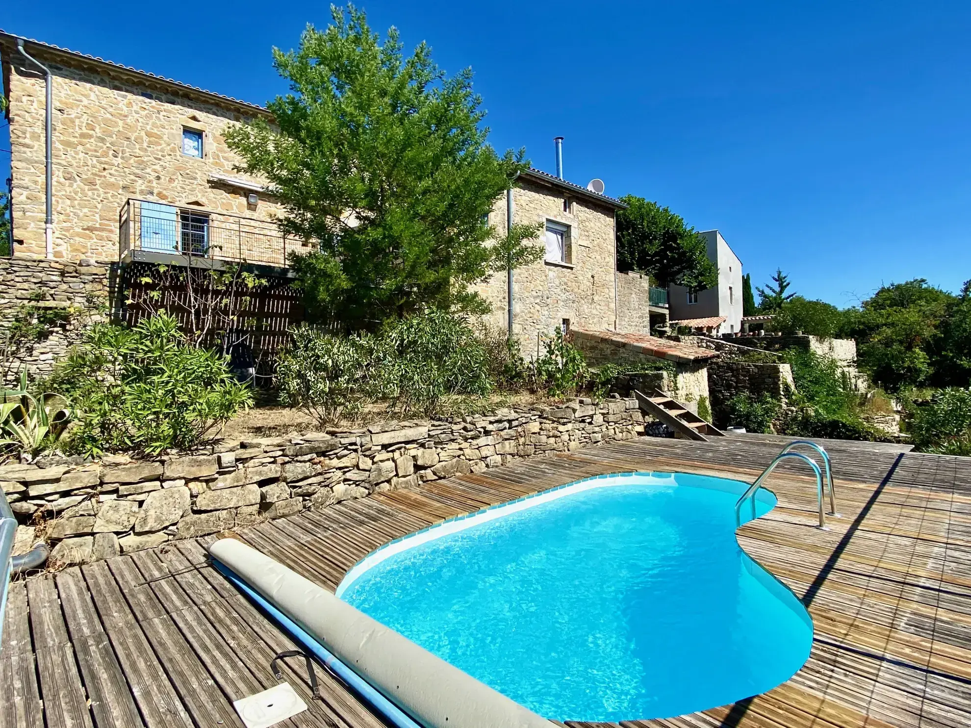 Maison en pierre avec studio indépendant, piscine à Vesseaux, vue dominante 