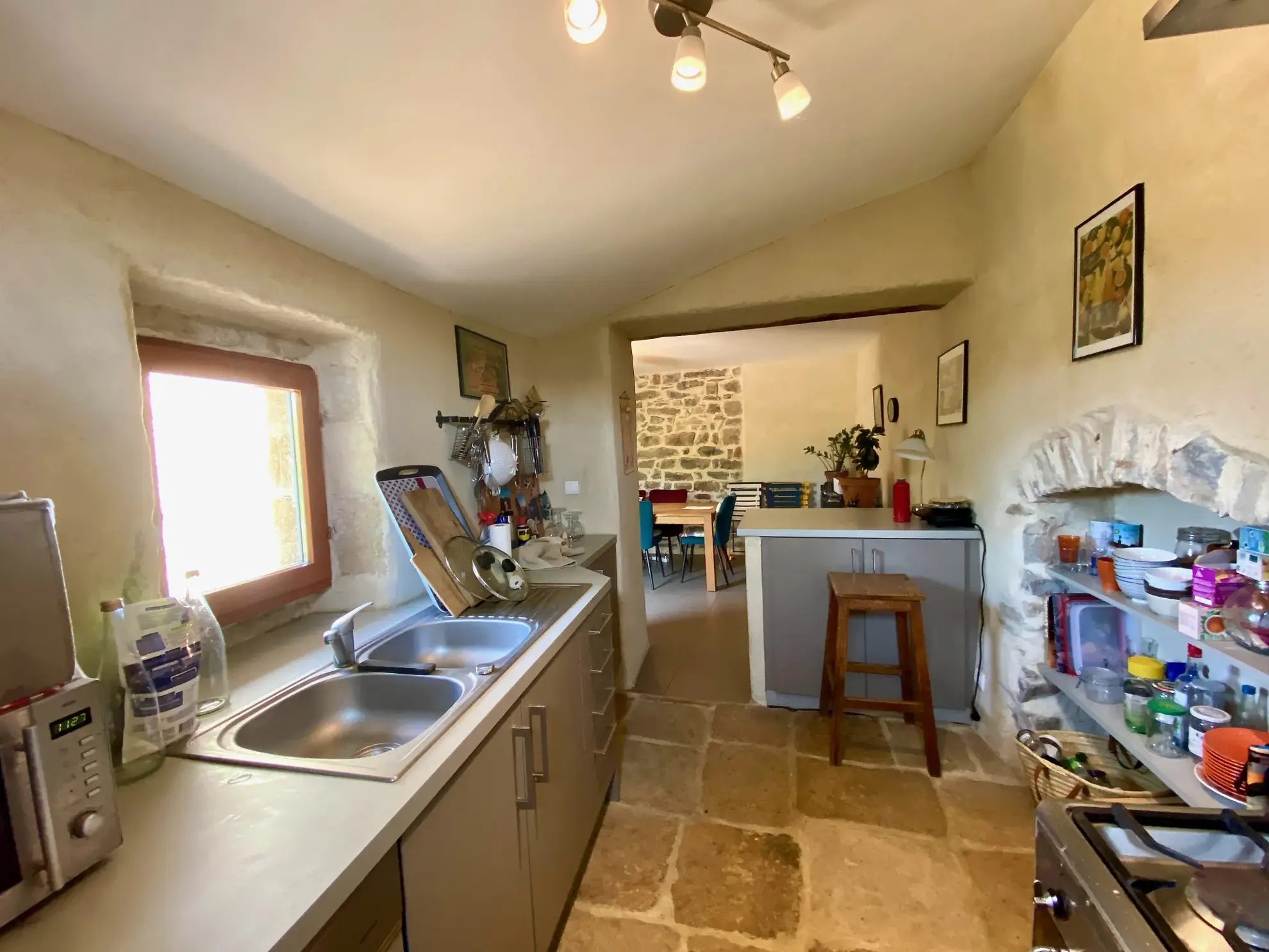 Maison en pierre avec studio indépendant, piscine à Vesseaux, vue dominante 