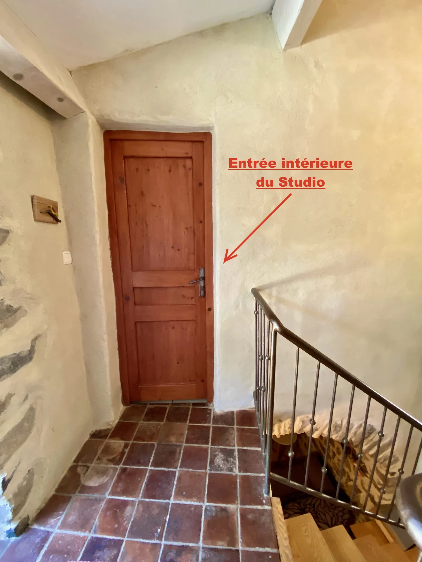 Maison en pierre avec studio indépendant, piscine à Vesseaux, vue dominante 