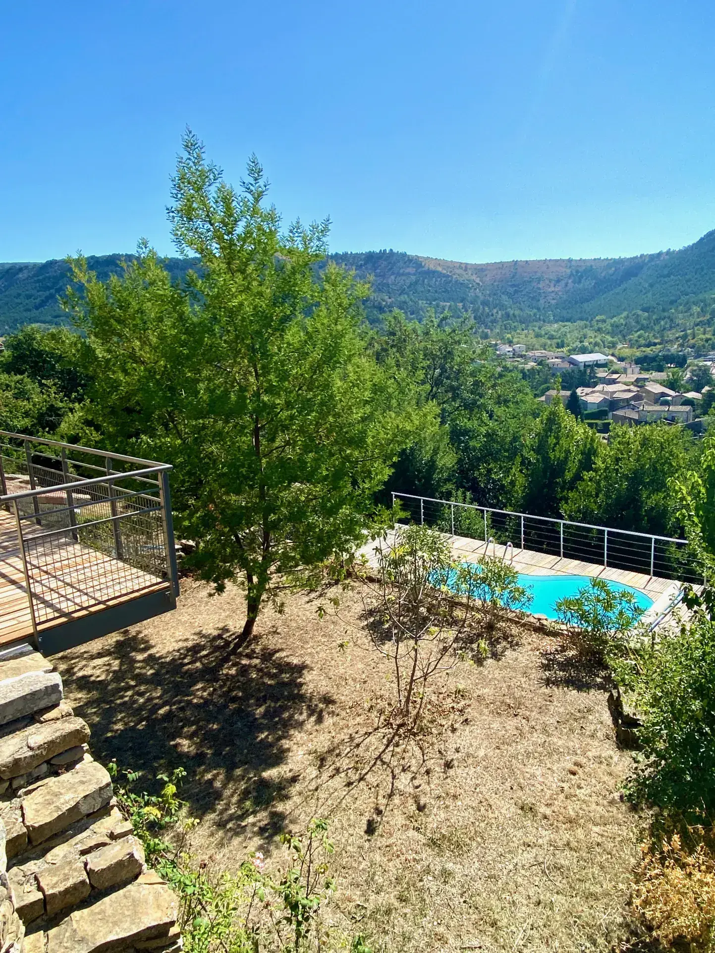 Maison en pierre avec studio indépendant, piscine à Vesseaux, vue dominante 