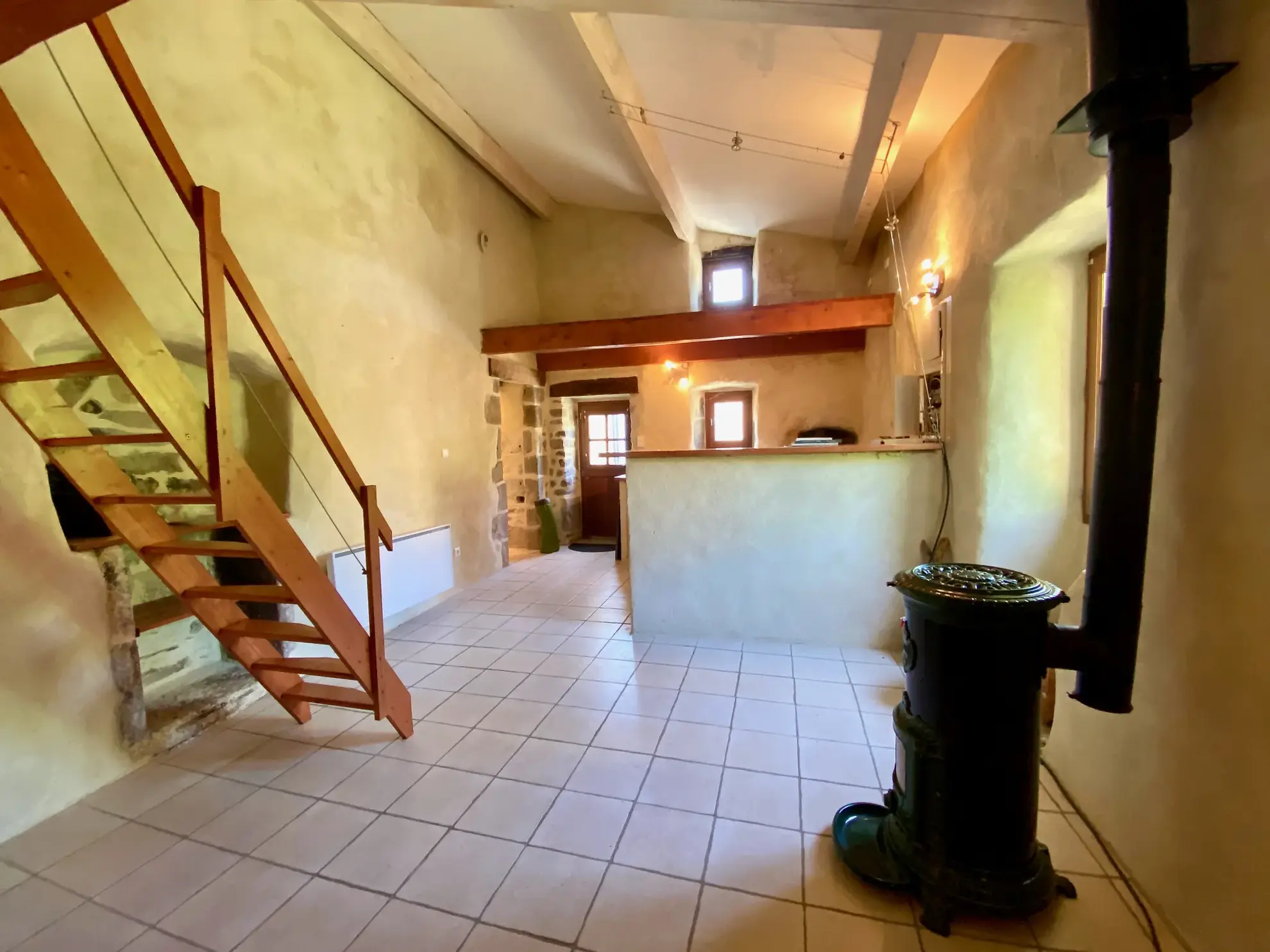 Maison en pierre avec studio indépendant, piscine à Vesseaux, vue dominante 