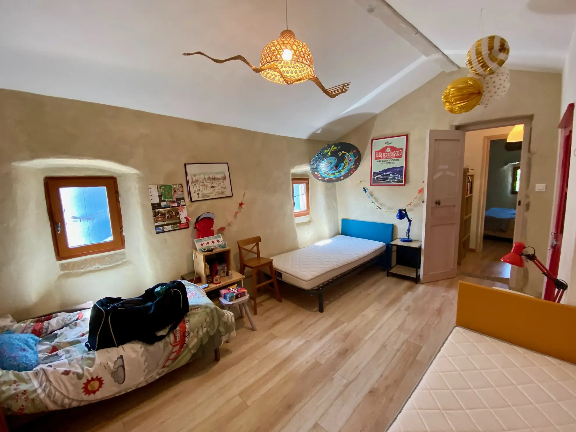 Maison en pierre avec studio indépendant, piscine à Vesseaux, vue dominante 