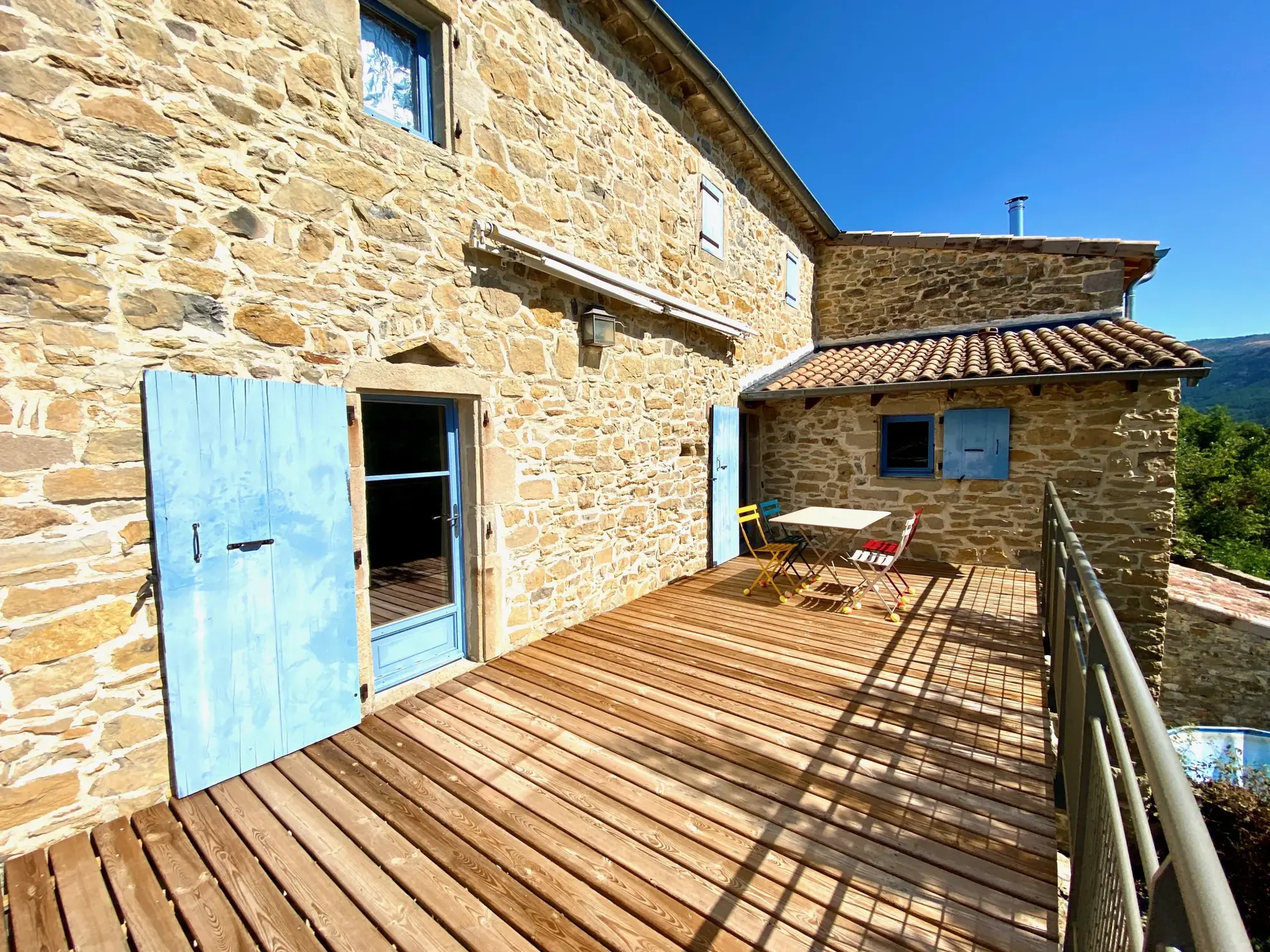 Maison en pierre avec studio indépendant, piscine à Vesseaux, vue dominante 