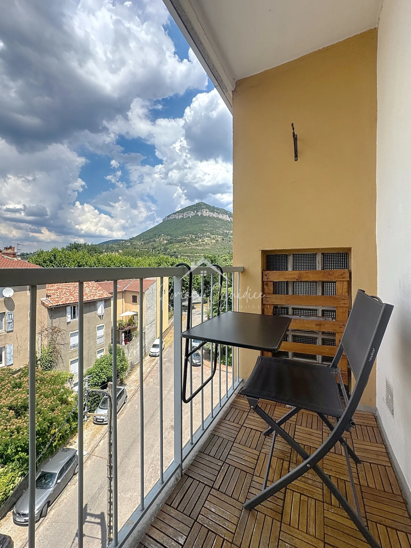Vente appartement F4 à Millau avec vue dégagée, balcon et stationnement 