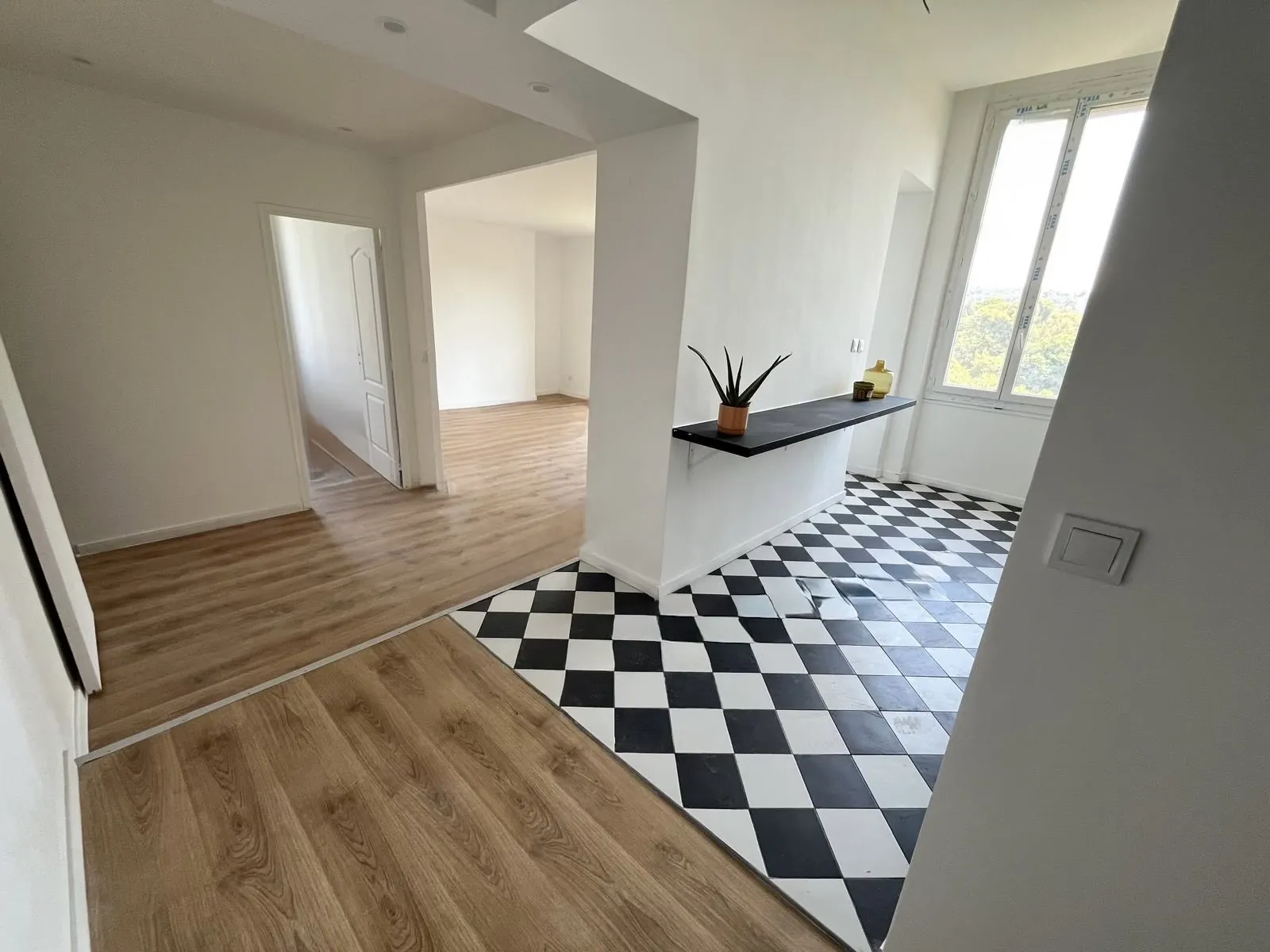 Appartement T4 rénové en duplex au dernier étage à Marseille avec parking 