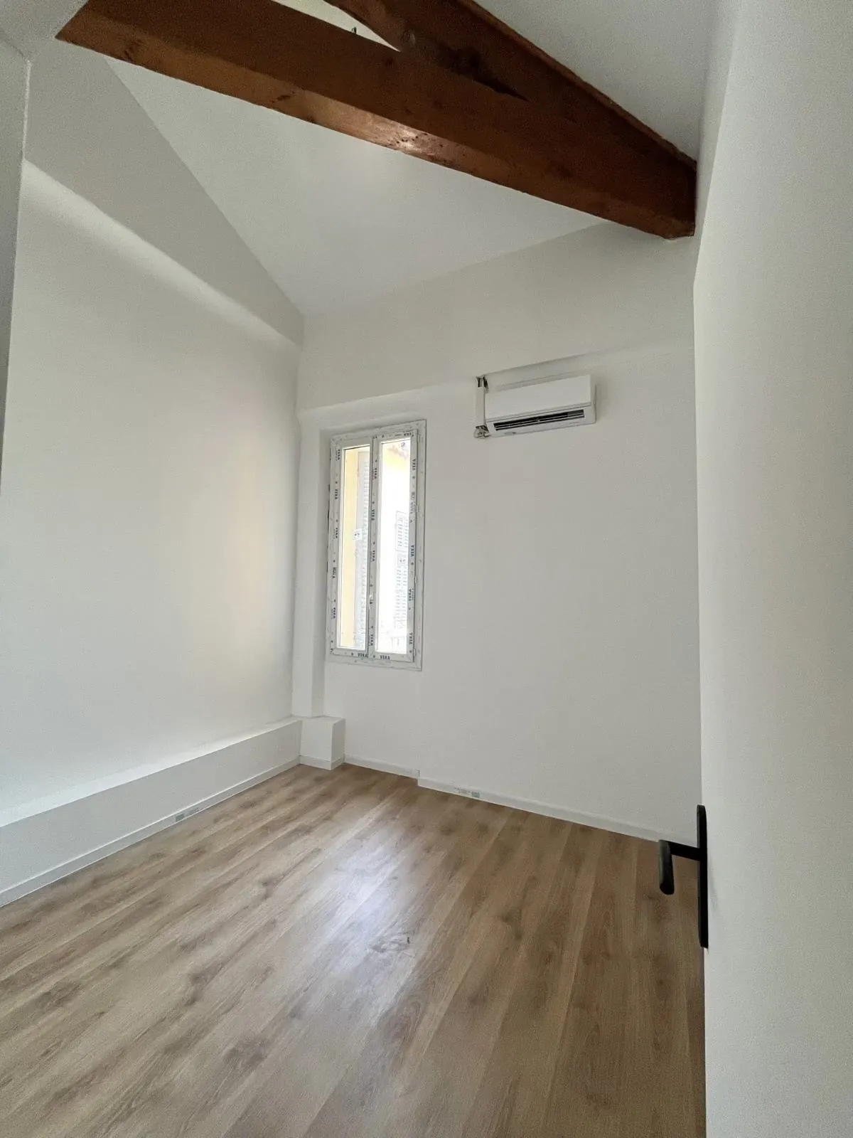 Appartement T4 rénové en duplex au dernier étage à Marseille avec parking 