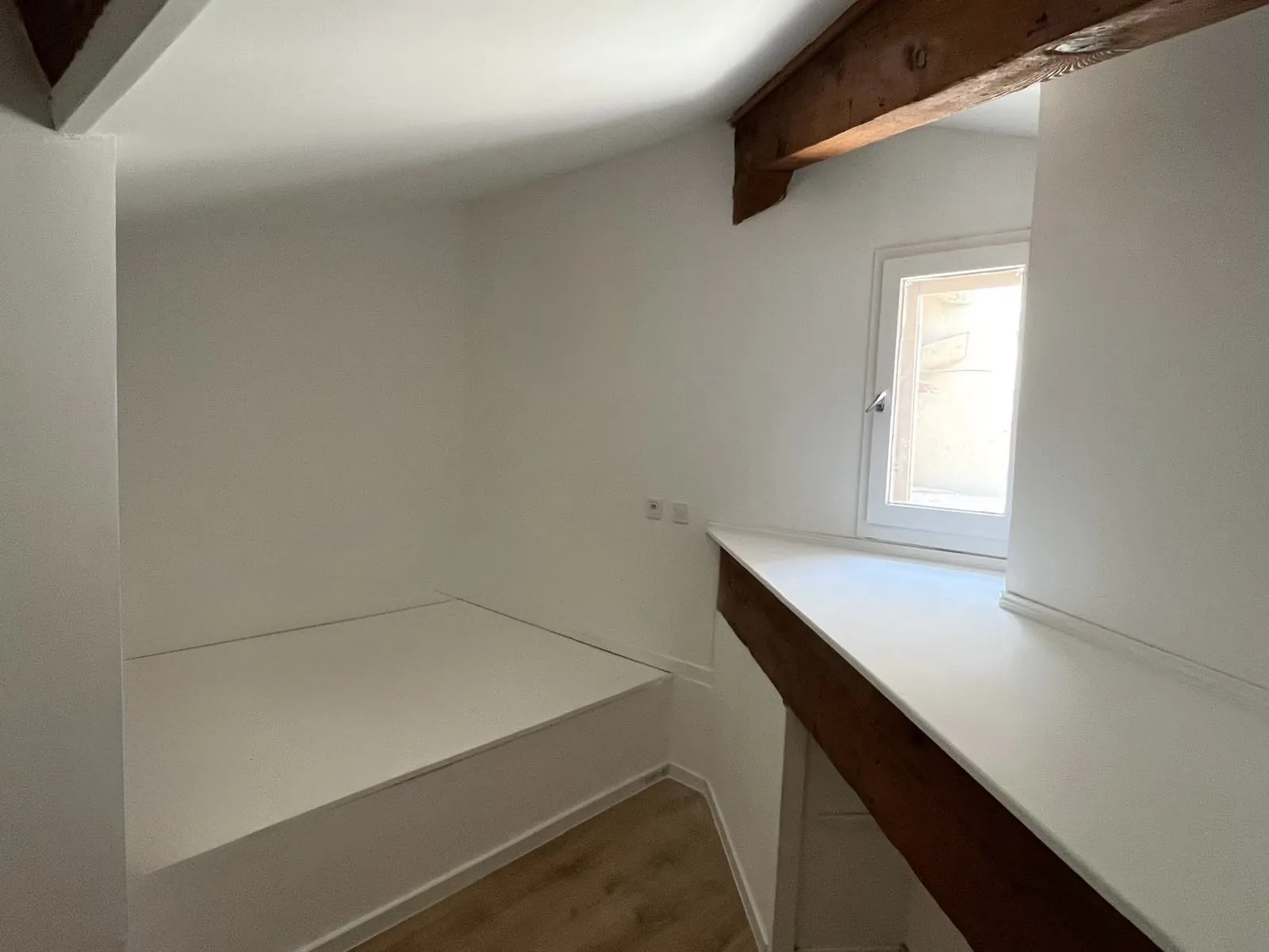 Appartement T4 rénové en duplex au dernier étage à Marseille avec parking 