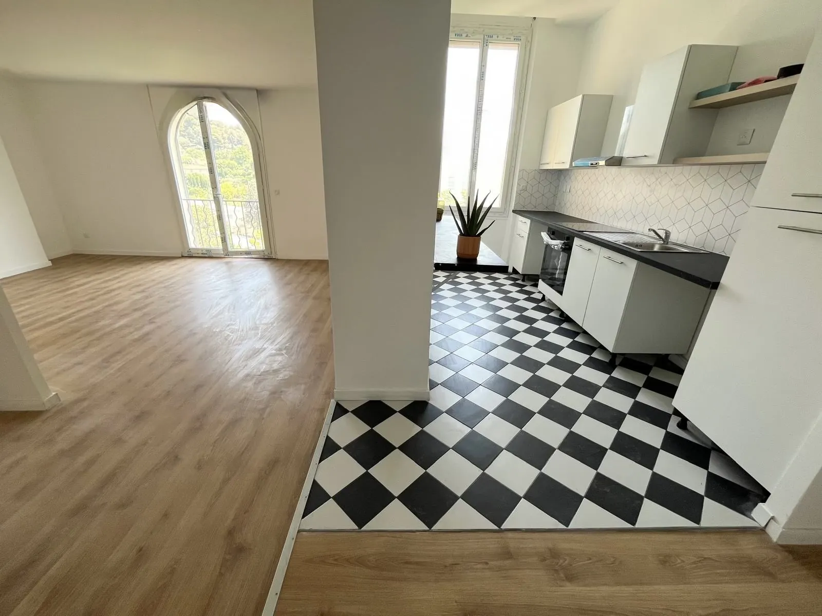 Appartement T4 rénové en duplex au dernier étage à Marseille avec parking