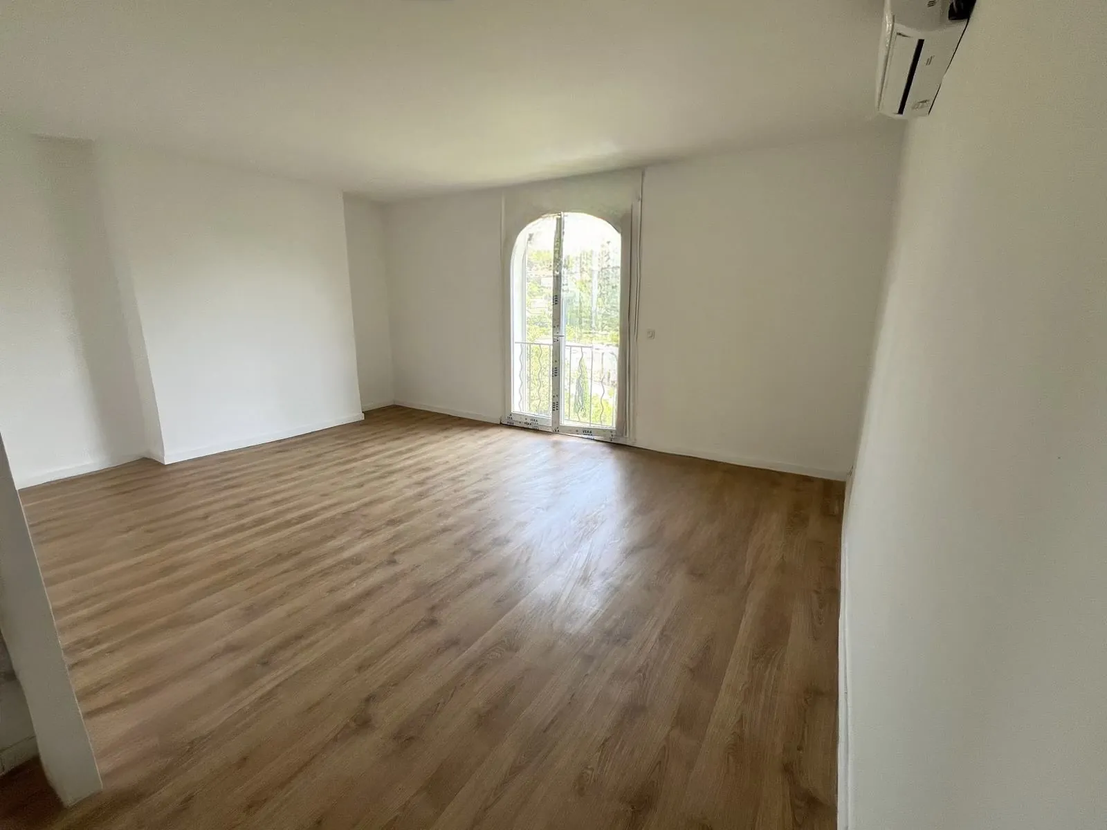 Appartement T4 rénové en duplex au dernier étage à Marseille avec parking 