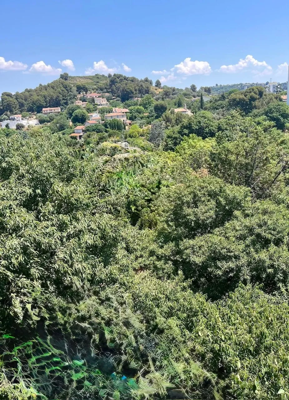 Appartement T4 rénové en duplex au dernier étage à Marseille avec parking 