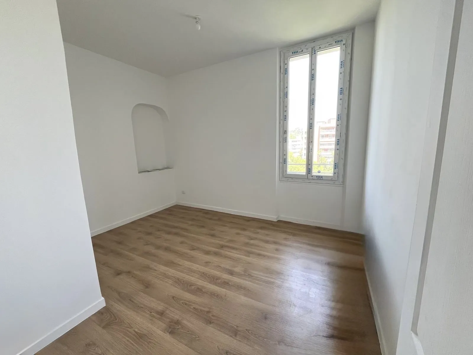 Appartement T4 rénové en duplex au dernier étage à Marseille avec parking 