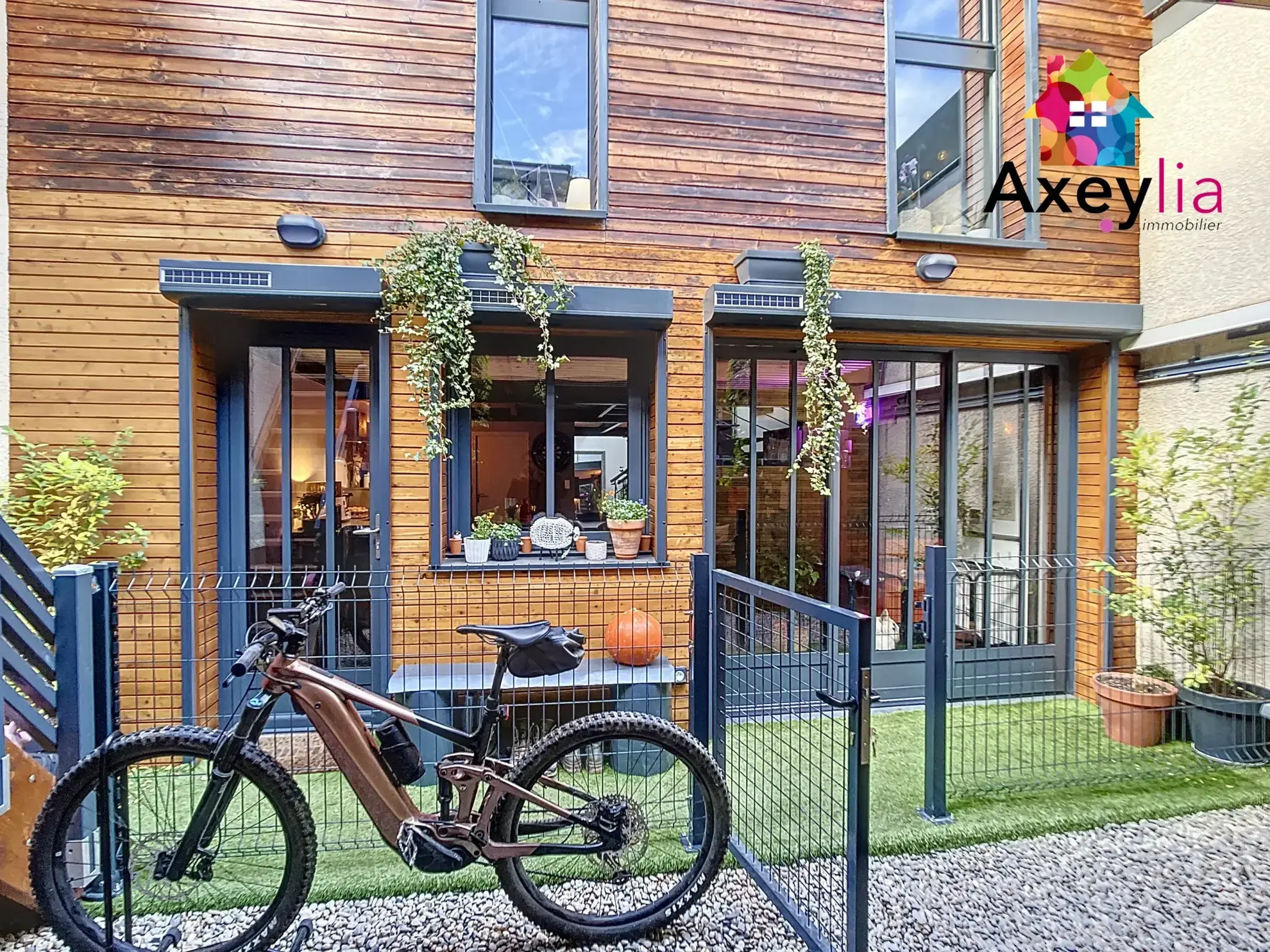 Belle maison moderne esprit loft avec garage et terrasse au Coteau 