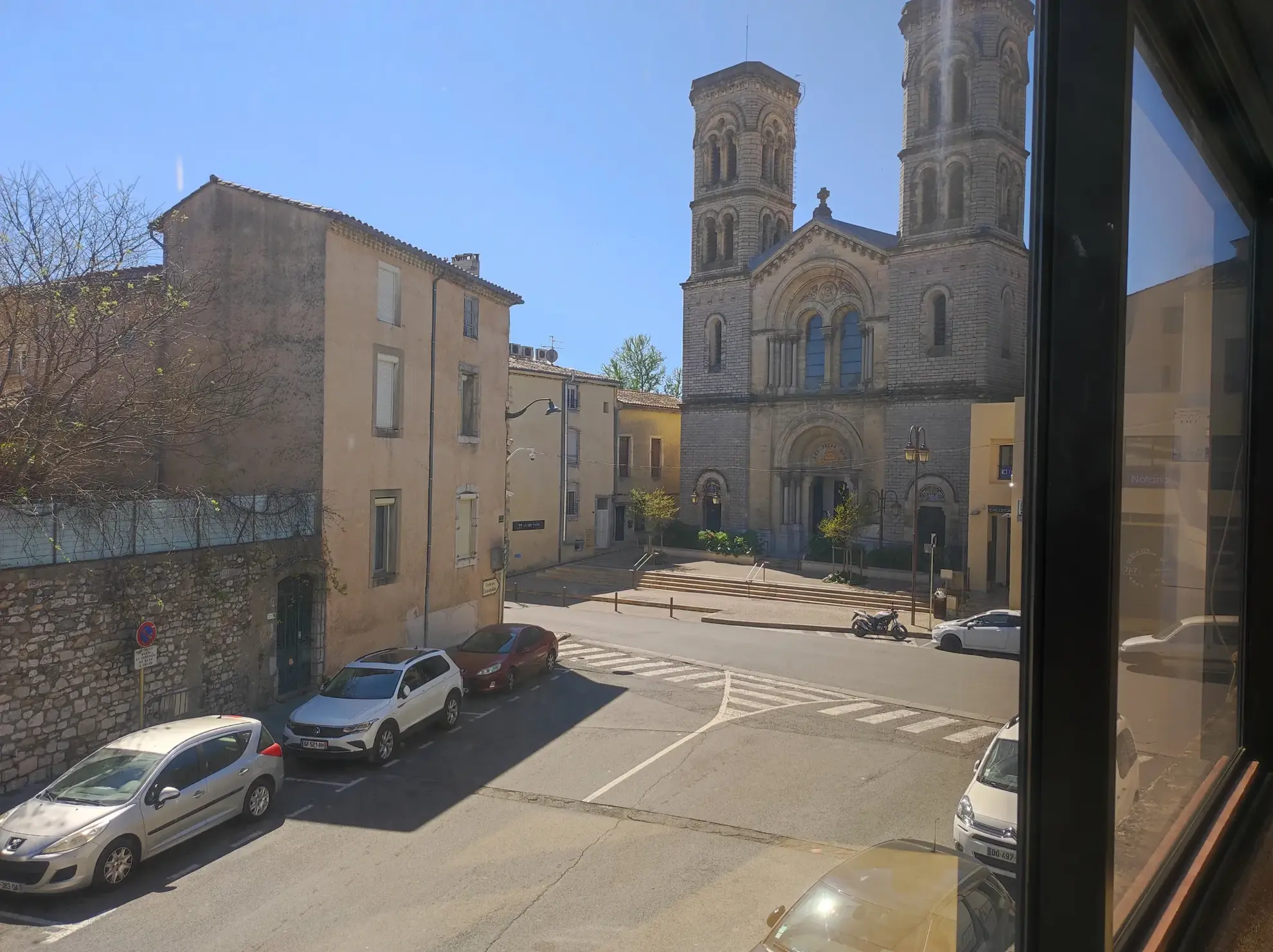 Local commercial et T2 loués face aux Halles de Ganges – Investissement locatif clé en main 