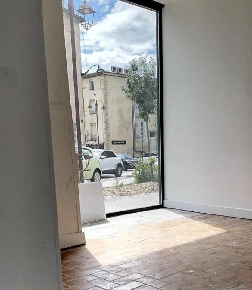 Local commercial et T2 loués face aux Halles de Ganges – Investissement locatif clé en main 