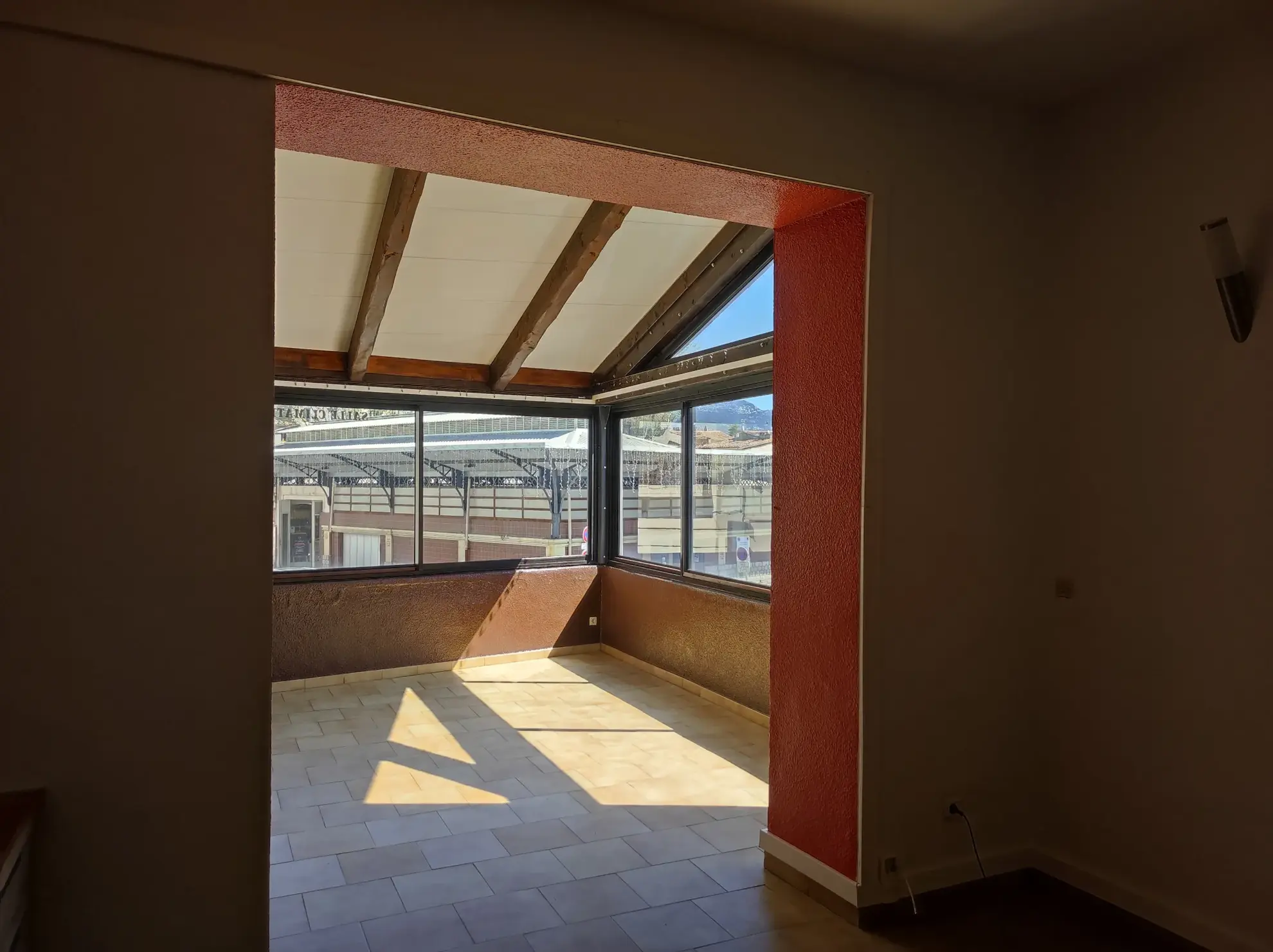 Local commercial et T2 loués face aux Halles de Ganges – Investissement locatif clé en main 