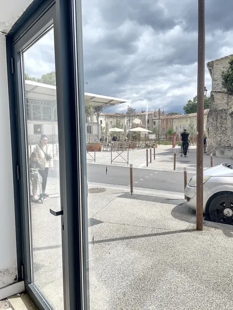 Local commercial et T2 loués face aux Halles de Ganges – Investissement locatif clé en main 