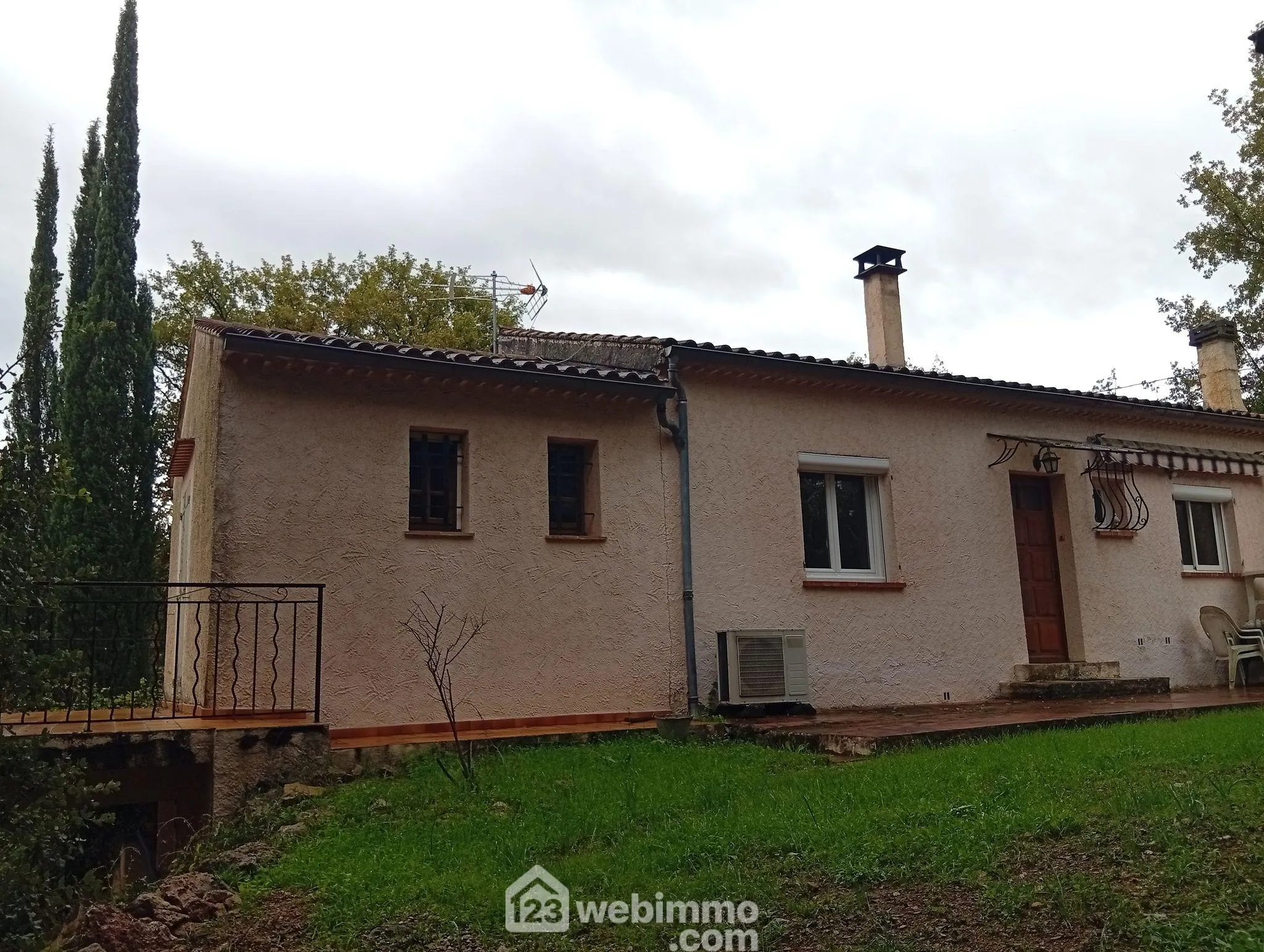 Charmante maison de plain-pied de 80 m² à Entrecastaux avec grand terrain 