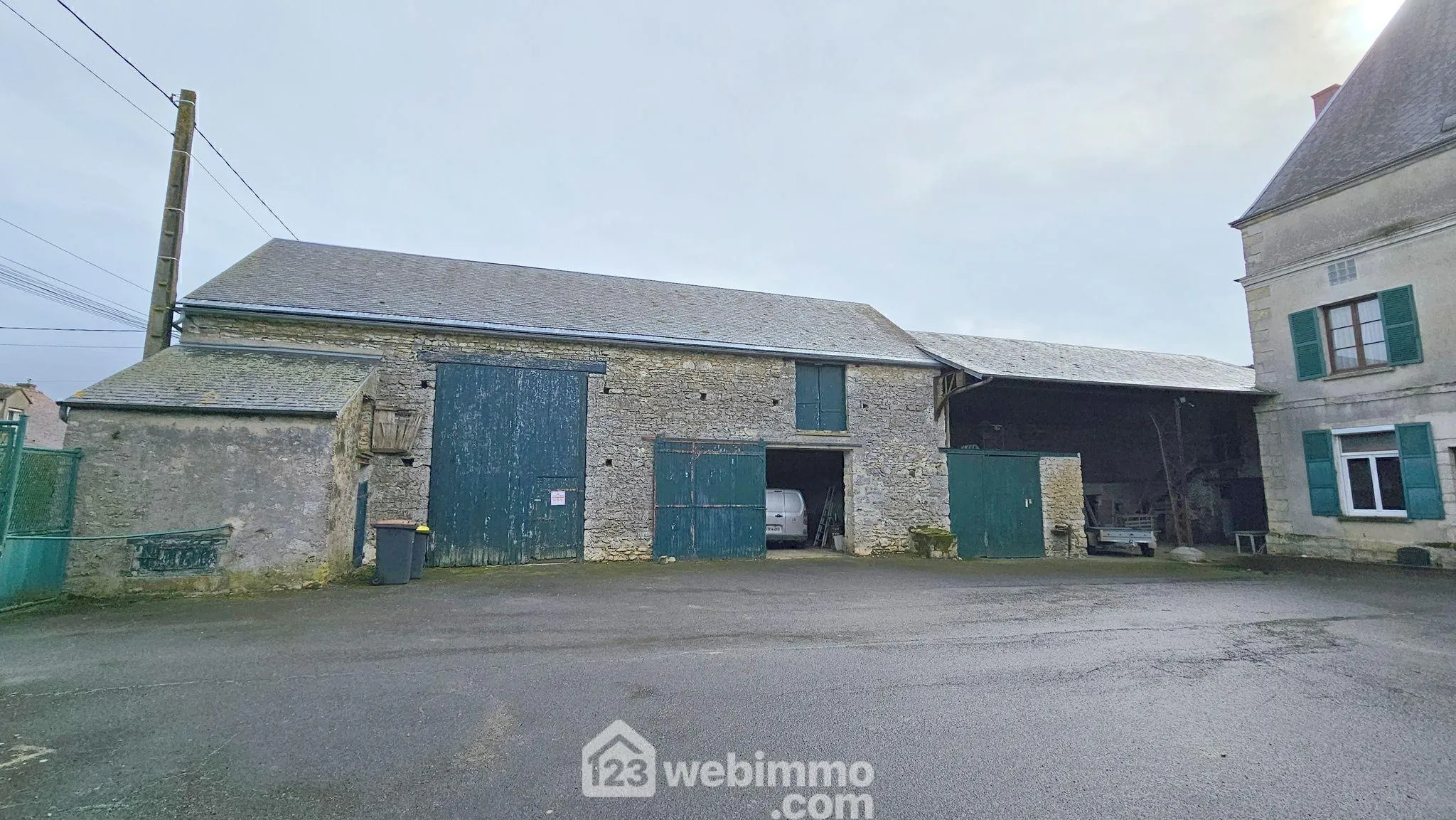 Belle bâtisse à rénover de 263 m² avec dépendances à Fontainebleau 