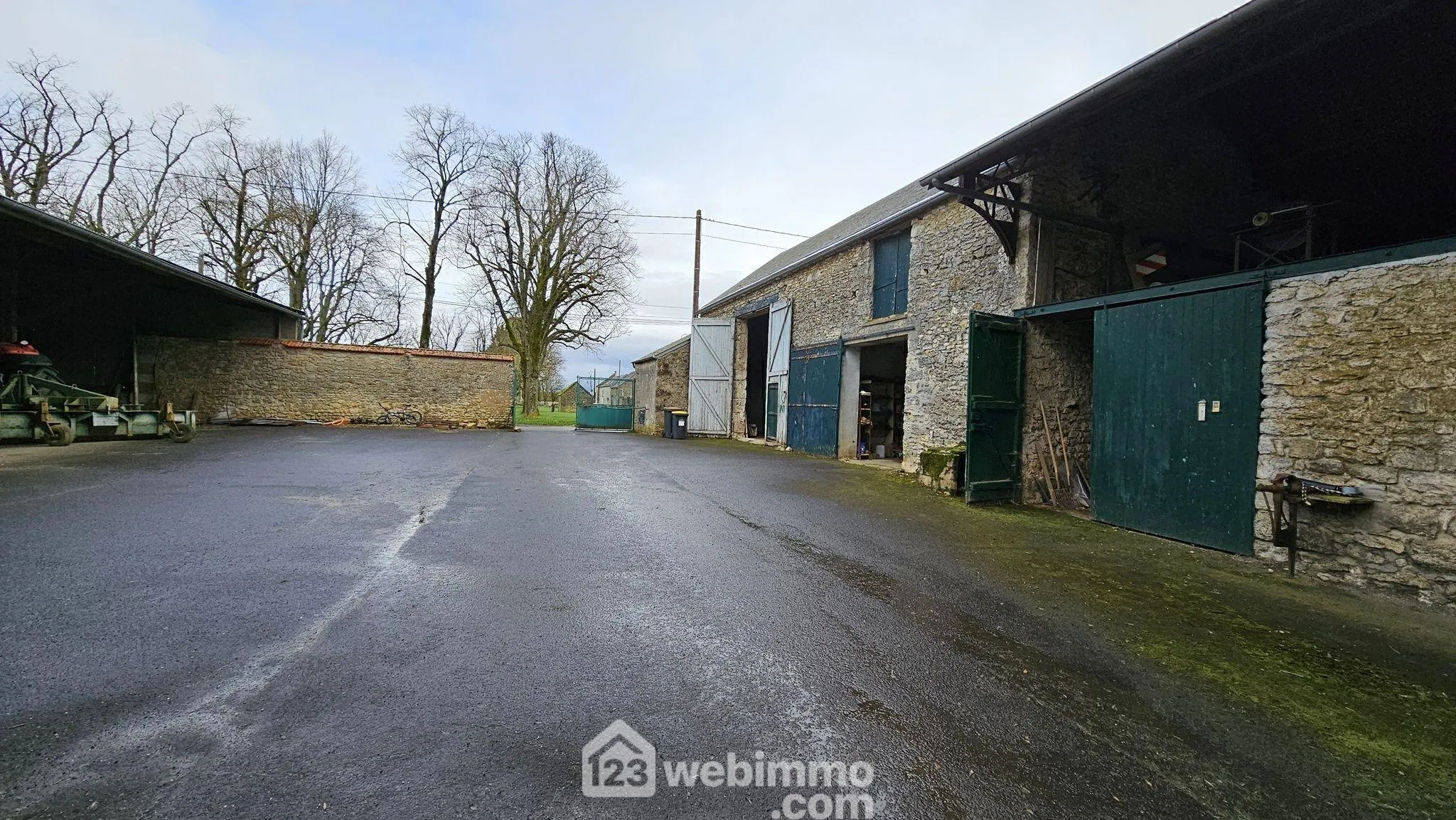 Belle bâtisse à rénover de 263 m² avec dépendances à Fontainebleau 