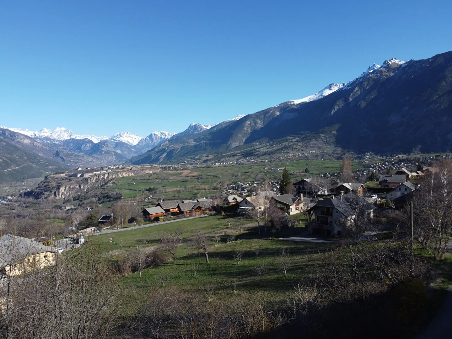 Terrain constructible de 751 m² à Risoul avec vue montagne