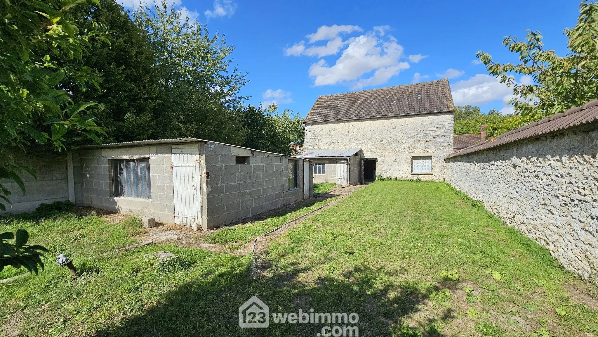 Maison en pierre à rénover de 100 m² à Vayres-sur-Essonne avec dépendances 