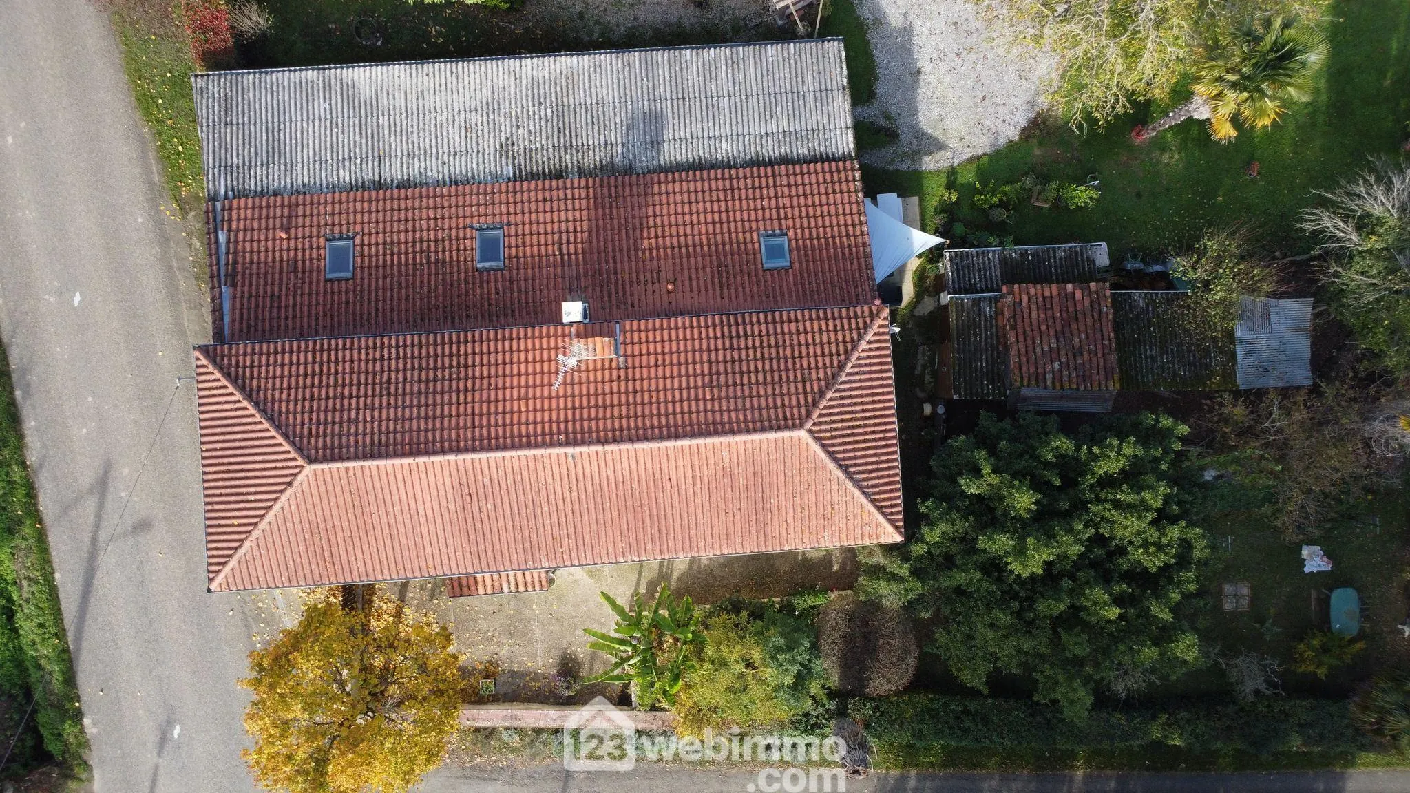 Maison de campagne de 240 m² avec terrain à Saint-Jean-Poutge 
