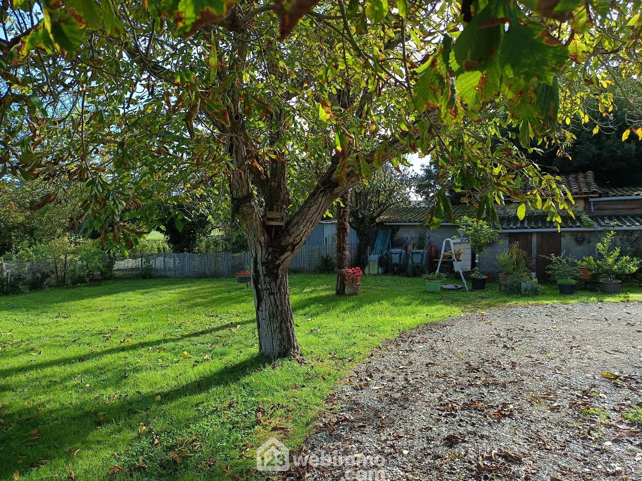Maison de campagne de 240 m² avec terrain à Saint-Jean-Poutge 