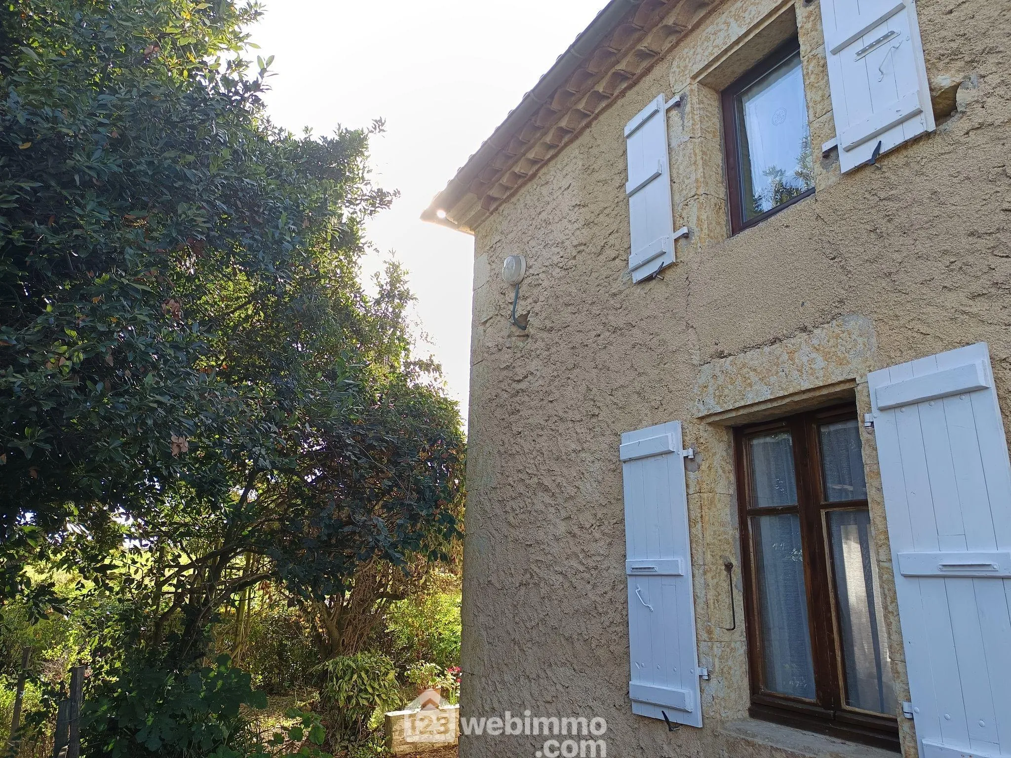 Maison de campagne de 240 m² avec terrain à Saint-Jean-Poutge 