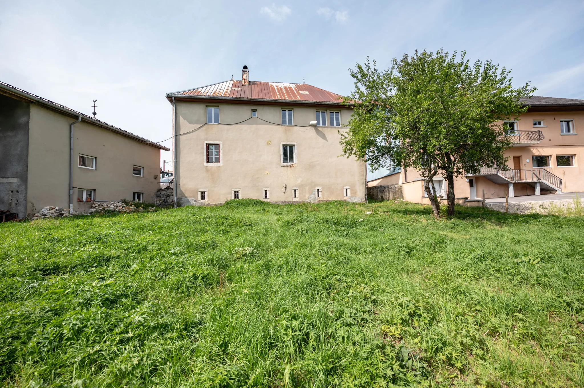Maison ancienne avec appartement et potentiel à Le Crouzet, proche Mouthe et Suisse 