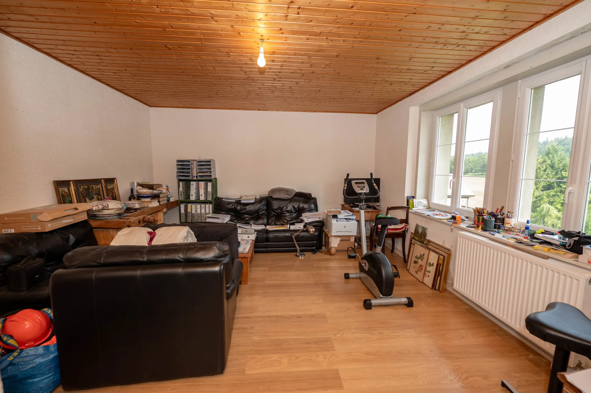 Maison ancienne avec appartement et potentiel à Le Crouzet, proche Mouthe et Suisse 