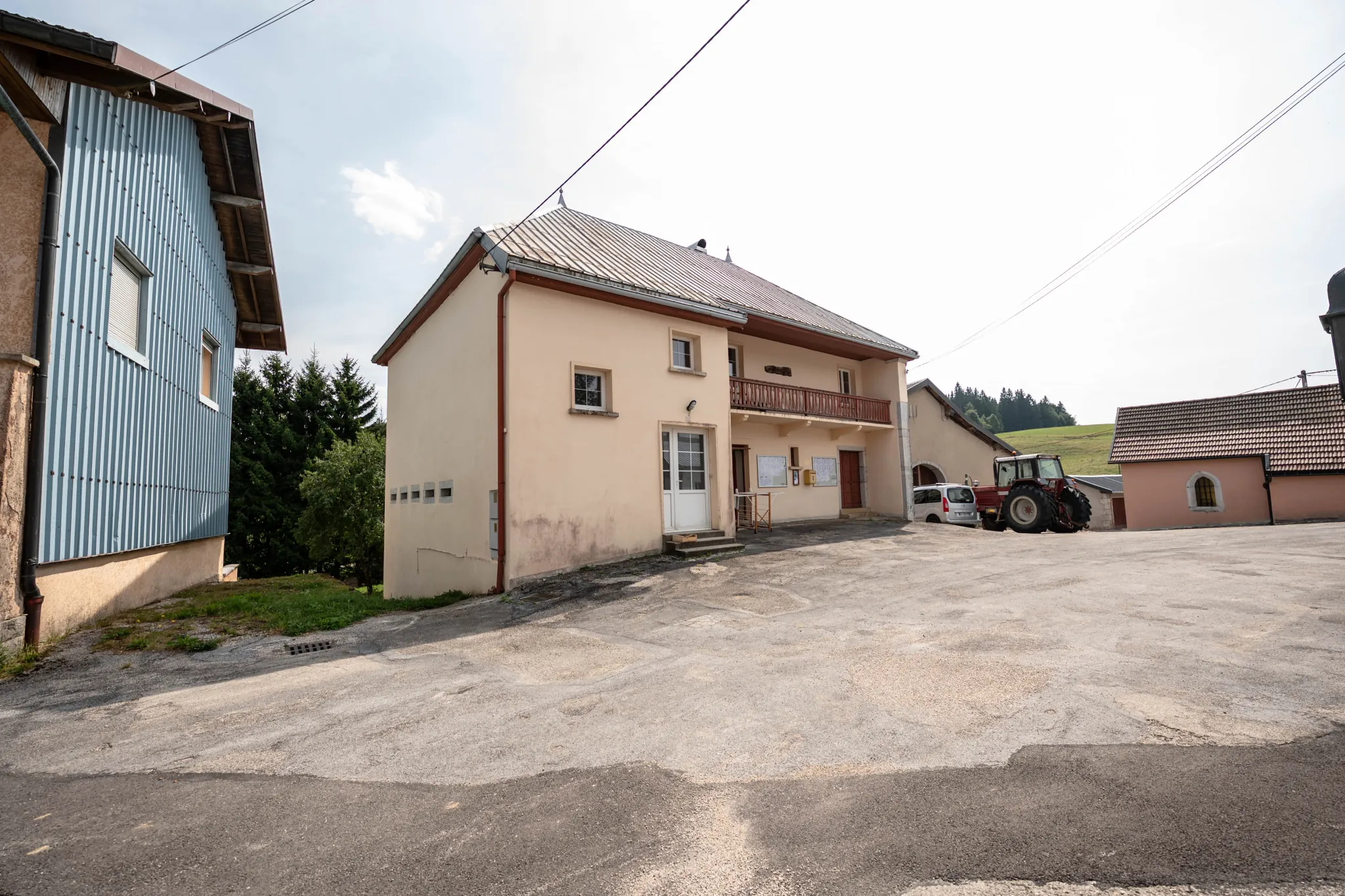 Maison ancienne avec appartement et potentiel à Le Crouzet, proche Mouthe et Suisse 