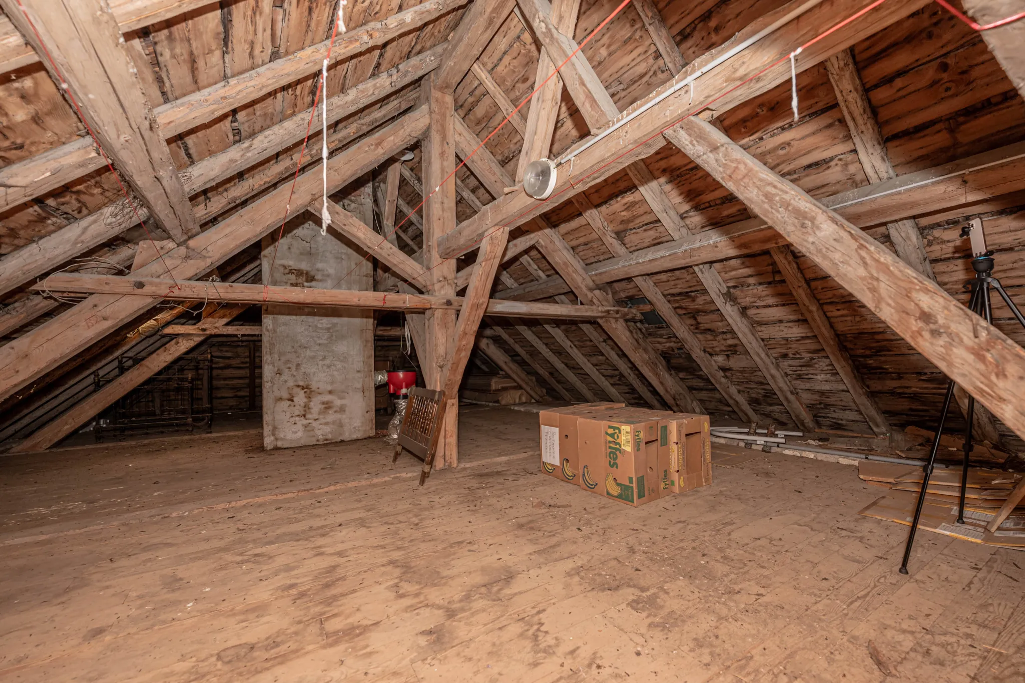 Maison ancienne avec appartement et potentiel à Le Crouzet, proche Mouthe et Suisse 
