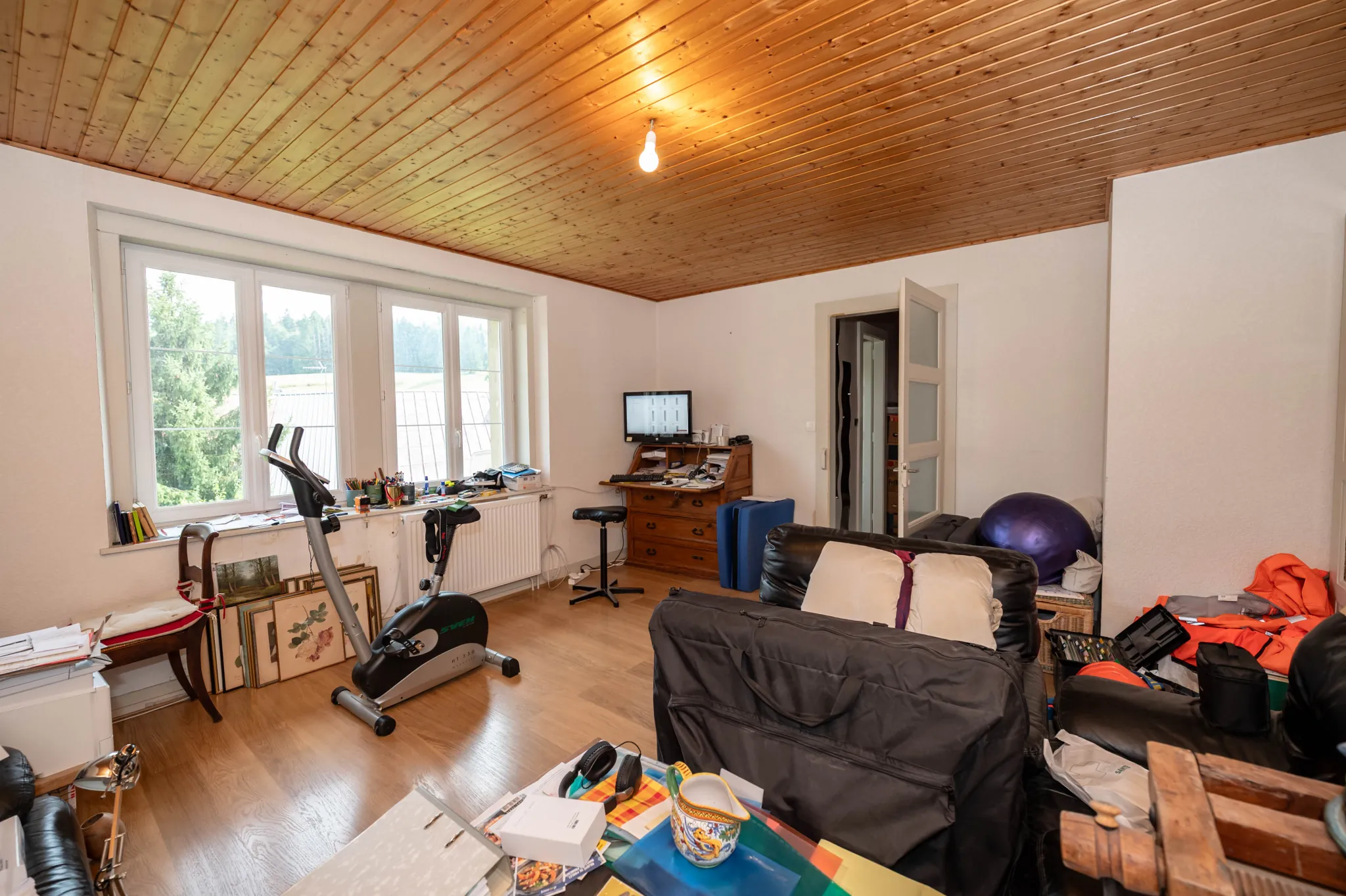 Maison ancienne avec appartement et potentiel à Le Crouzet, proche Mouthe et Suisse 