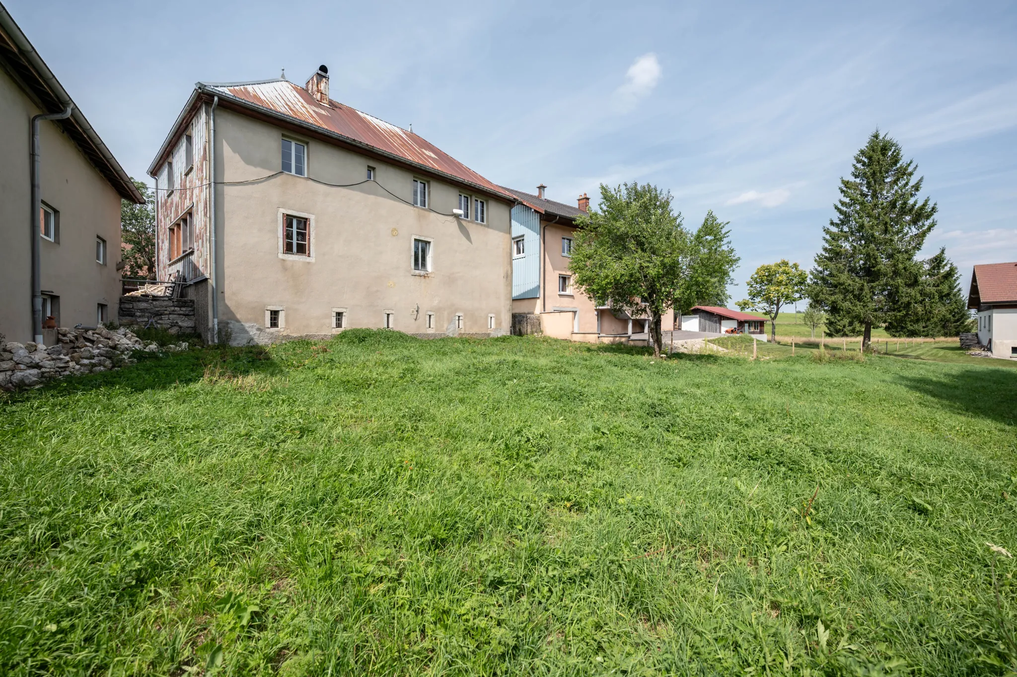 Maison ancienne avec appartement et potentiel à Le Crouzet, proche Mouthe et Suisse 