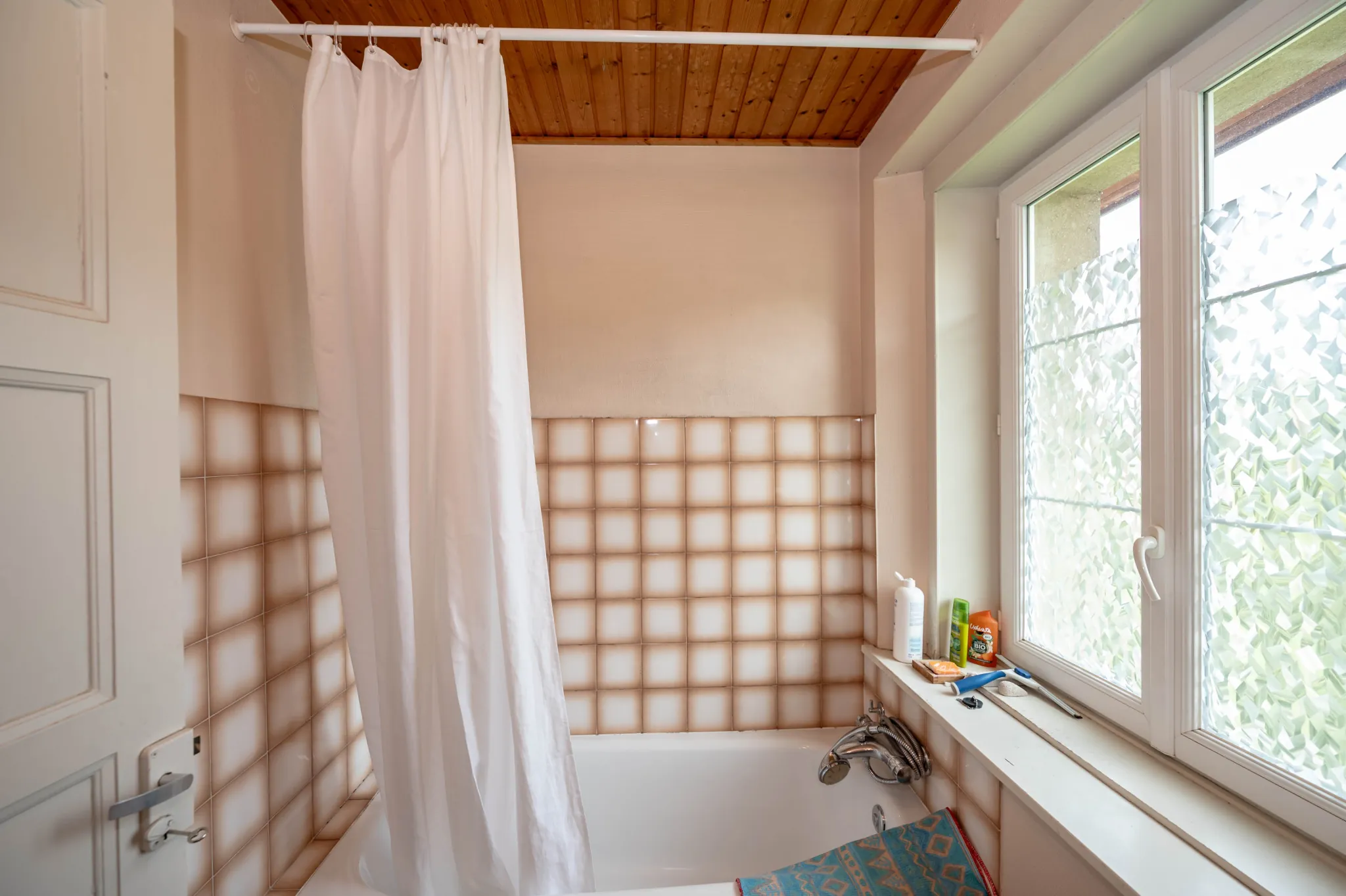 Maison ancienne avec appartement et potentiel à Le Crouzet, proche Mouthe et Suisse 